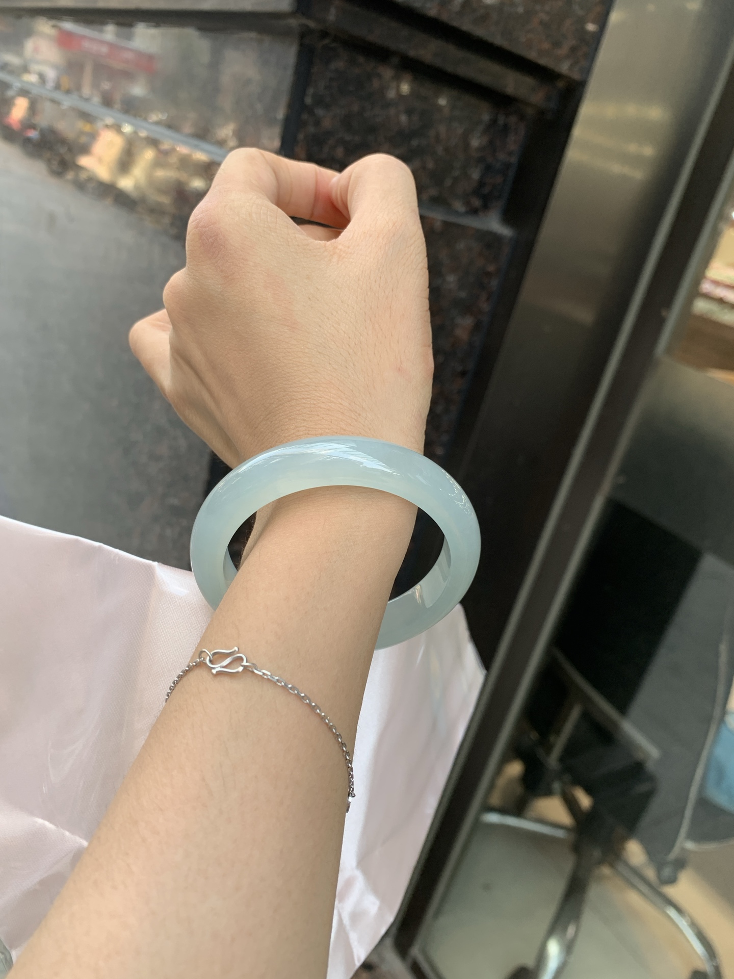 冰蓝正圈 55.5-8-12.1 0711-H268-49 无裂，打灯棉线，底妆冰润细腻，千变万化的冰晴蓝底色，拥有海的颜色，却散发着星空的光芒，这是一只来自冰川蓝的清冷气质仙女镯。