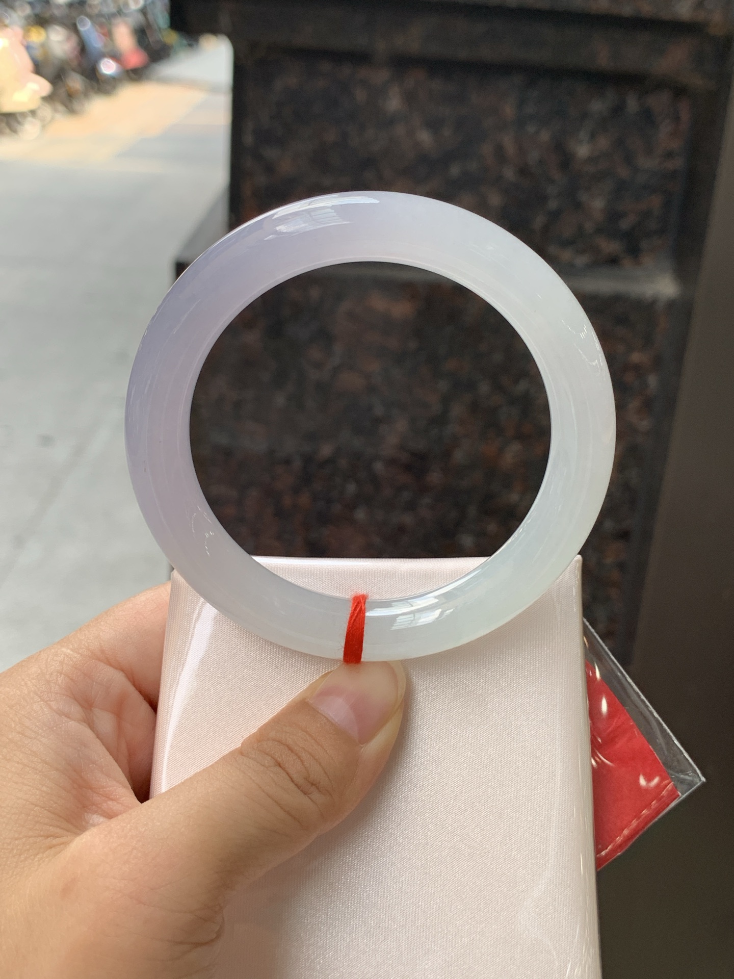 冰春彩圆条 56.5-10.8-9.7 0711-N1199 无裂，底妆冰润，谁能拒绝一只自带春日滤镜的春彩镯啊，像雾里的新芽，冰润细腻，上手温柔到骨子里，把整个春天的诗意都戴在手上。