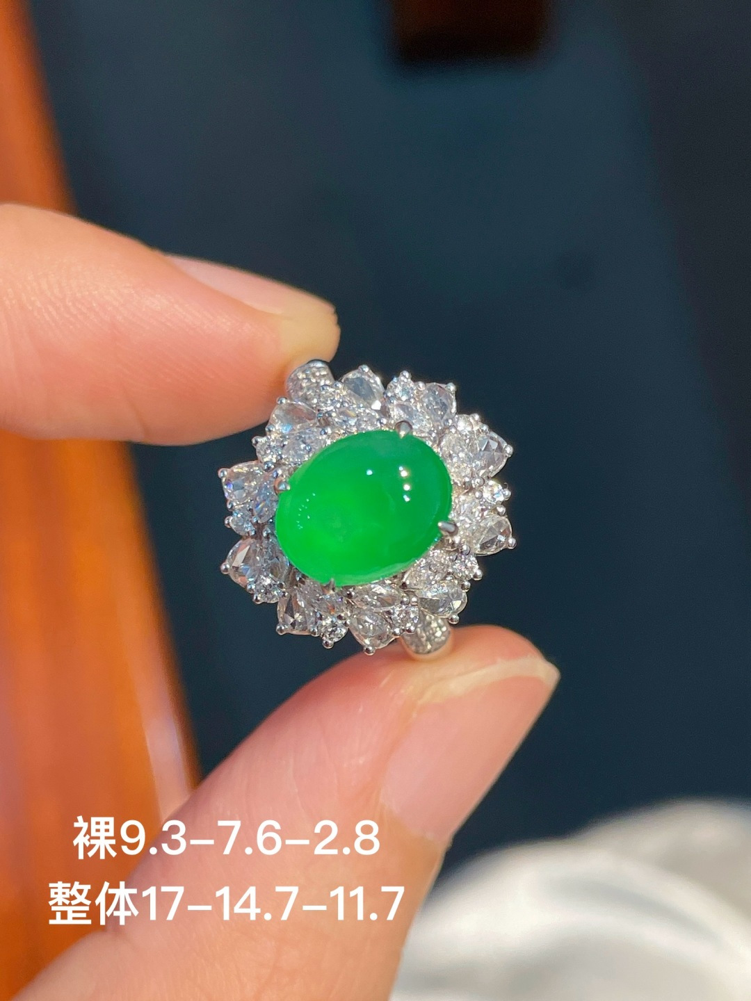 ️阳绿蛋面戒指 无裂 18k金镶嵌，9.3-7.6-2.8
