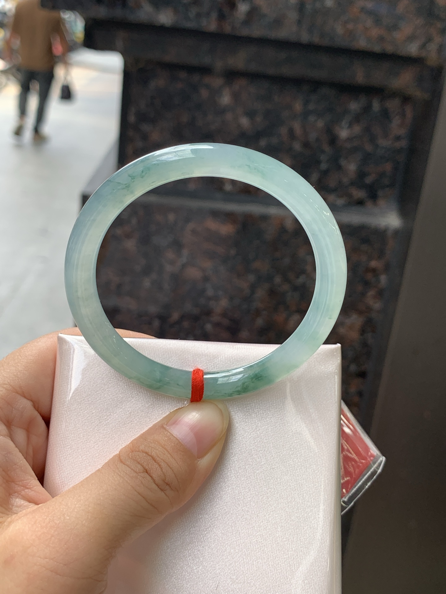 冰飘花美人条 53.2-6.8-7.2 0711-H118-71 打灯纹裂，底妆水透起光，冰底中开出了朵朵兰花，飘花灵动飘逸，勾勒出一幅唯美诗意的山水意境画，古典优雅又秀气