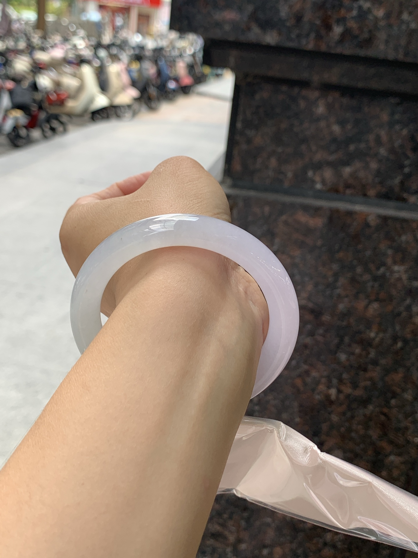 冰春彩圆条 56.5-10.8-9.7 0711-N1199 无裂，底妆冰润，谁能拒绝一只自带春日滤镜的春彩镯啊，像雾里的新芽，冰润细腻，上手温柔到骨子里，把整个春天的诗意都戴在手上。
