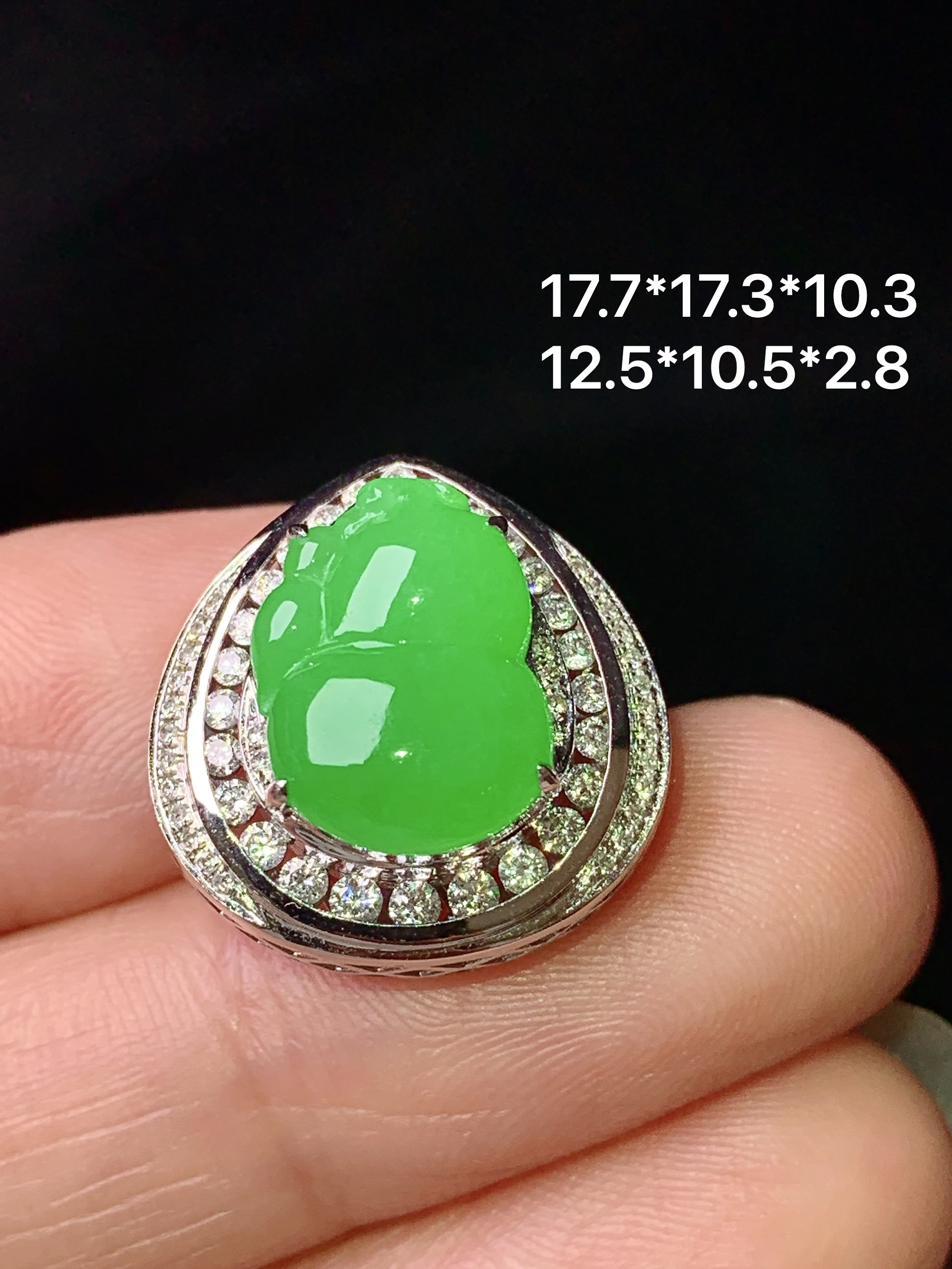 18k金钻镶嵌满绿葫芦吊坠 玉质细腻 色泽艳丽清新 整体尺寸17.7*17.3*10.3 z3