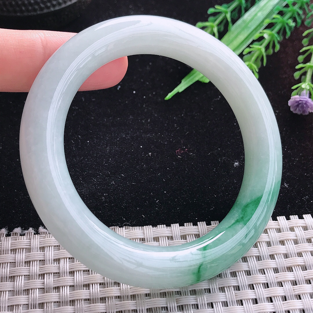 自然光55.5/11老坑精美温润飘花圆条手镯平安镯翡翠美人镯