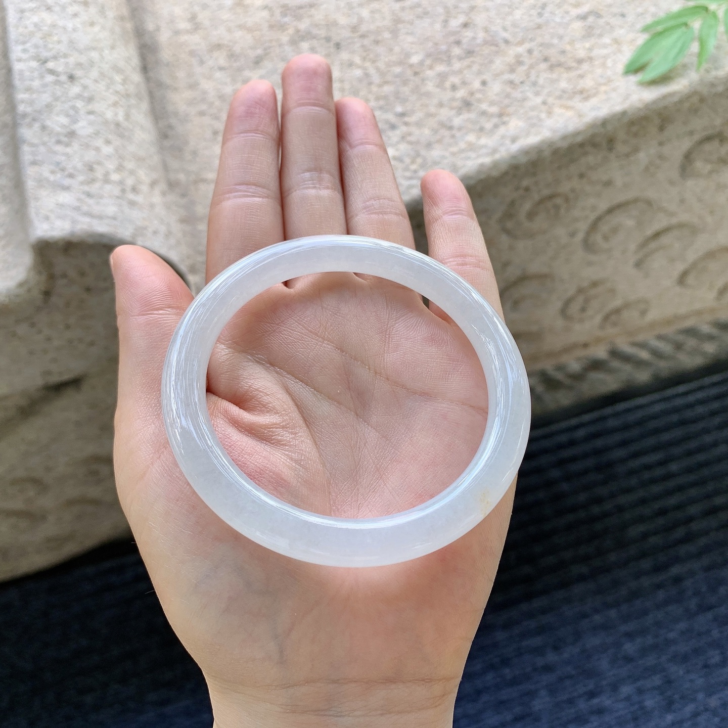 圆条57 58【圈口】58.8/7/8.4【编码】B2071215【描述】糯冰底色，水润，种老，细腻，无裂