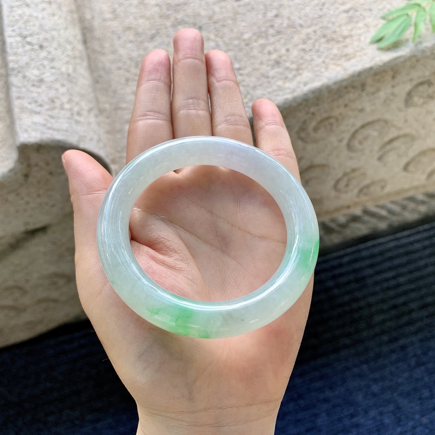 圆条53 54【圈口】54.6/11/10.7【编码】FL071237【描述】糯冰飘绿，水润，种老，细腻，打灯有絮线