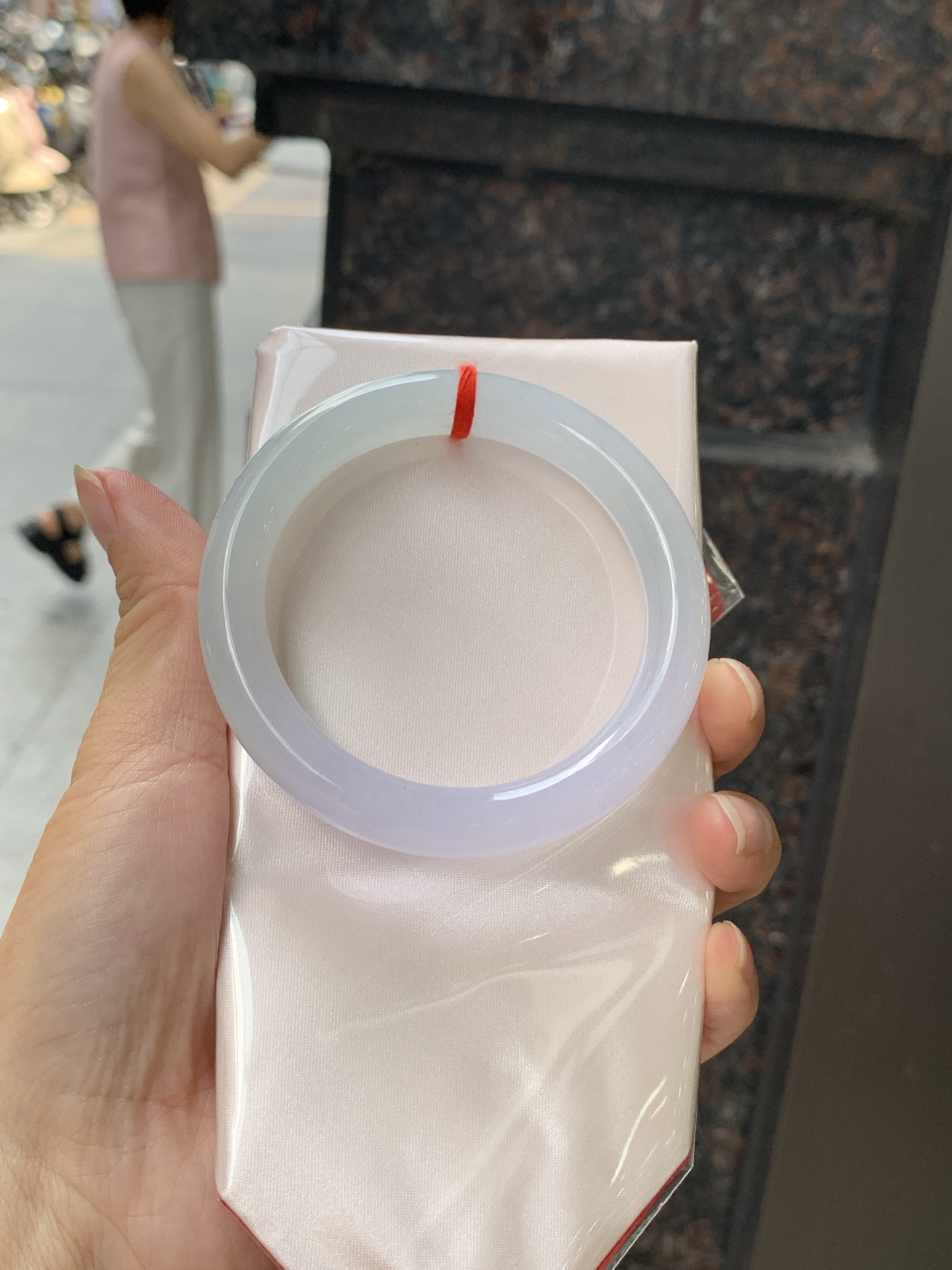 冰春彩圆条 56.5-10.8-9.7 0711-N1199 无裂，底妆冰润，谁能拒绝一只自带春日滤镜的春彩镯啊，像雾里的新芽，冰润细腻，上手温柔到骨子里，把整个春天的诗意都戴在手上。