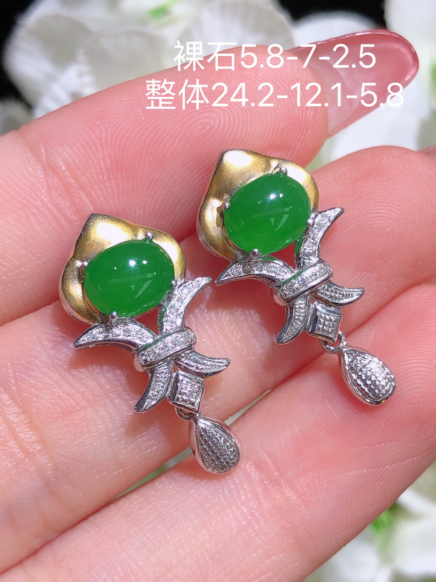 18k金镶阳绿蛋面耳钉，水润色艳品相佳苹果拍摄，实物更好看