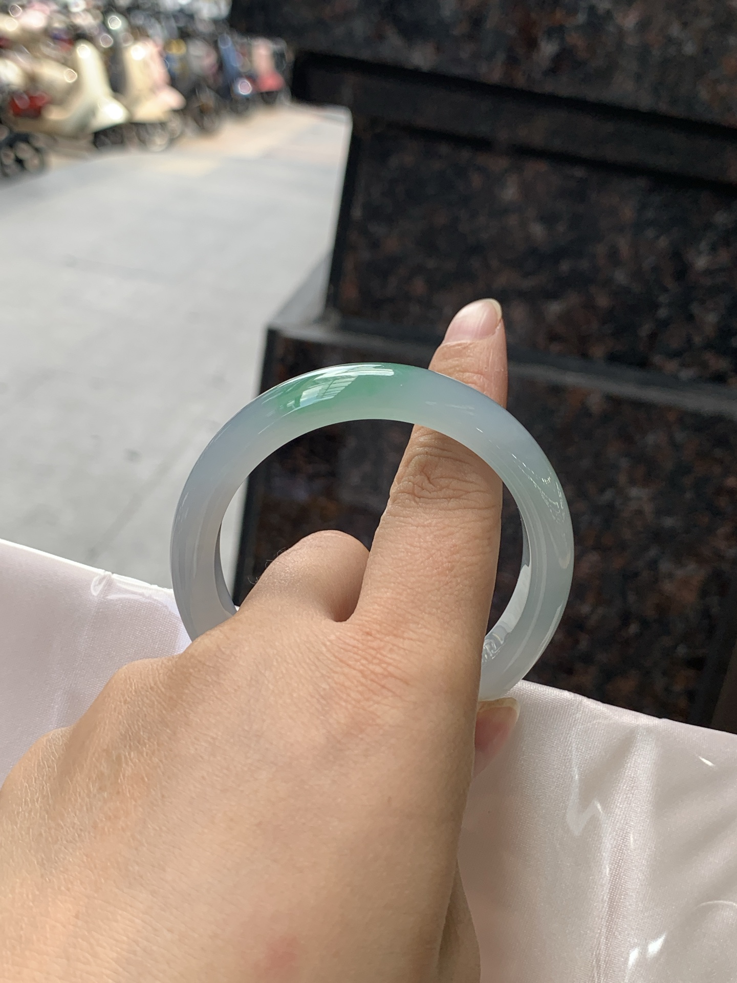 飘绿正圈 51.5-11.3-7.7 0711-N235 打灯棉纹，有洒金，底妆水润细腻，通透的湖蓝底色，一抹鲜艳的果阳绿色花，整只手镯特色鲜明。