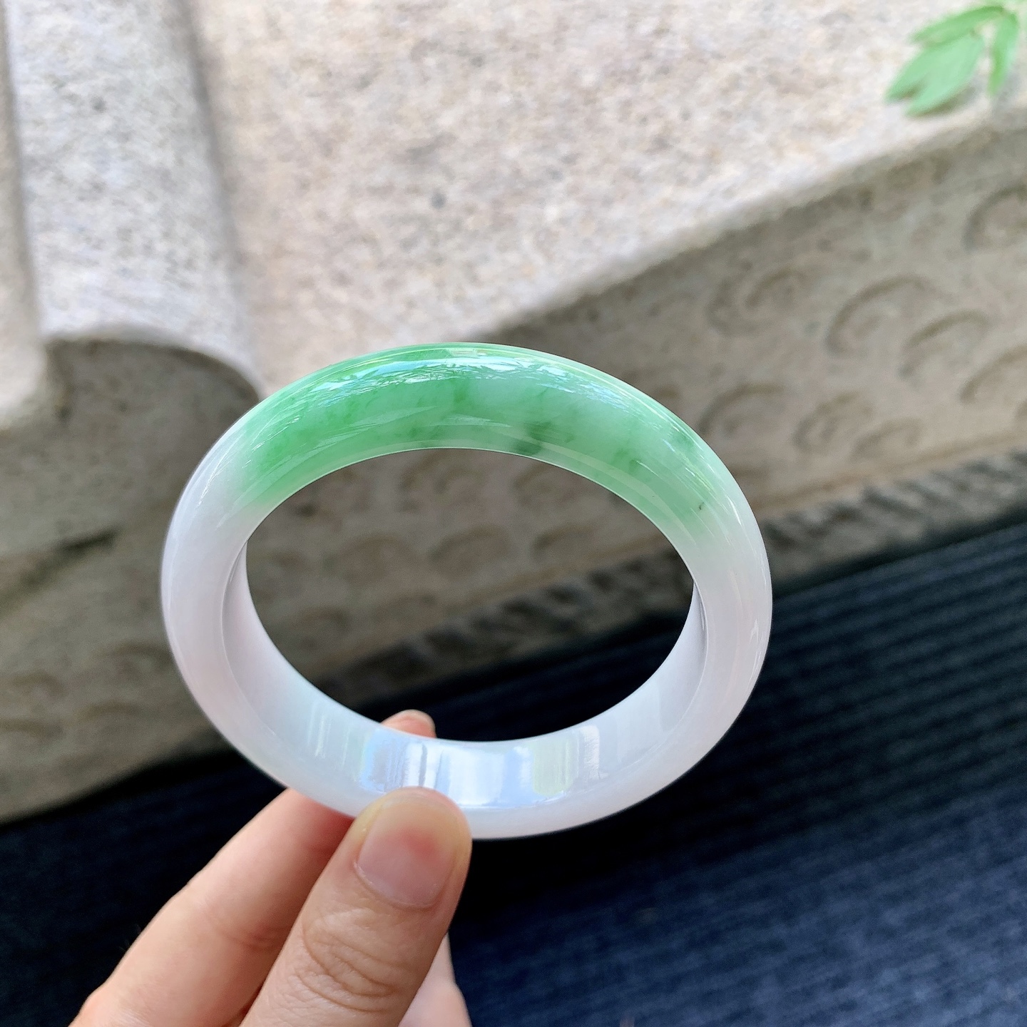 正圈57 58【圈口】58.3/13.7/8.5【编码】BA071218【描述】细糯飘绿，水润，种老，细腻，有絮线