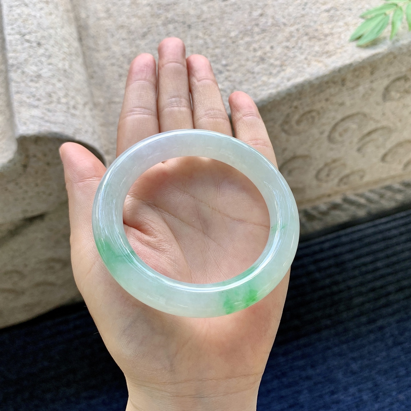 圆条53 54【圈口】54.6/11/10.7【编码】FL071237【描述】糯冰飘绿，水润，种老，
