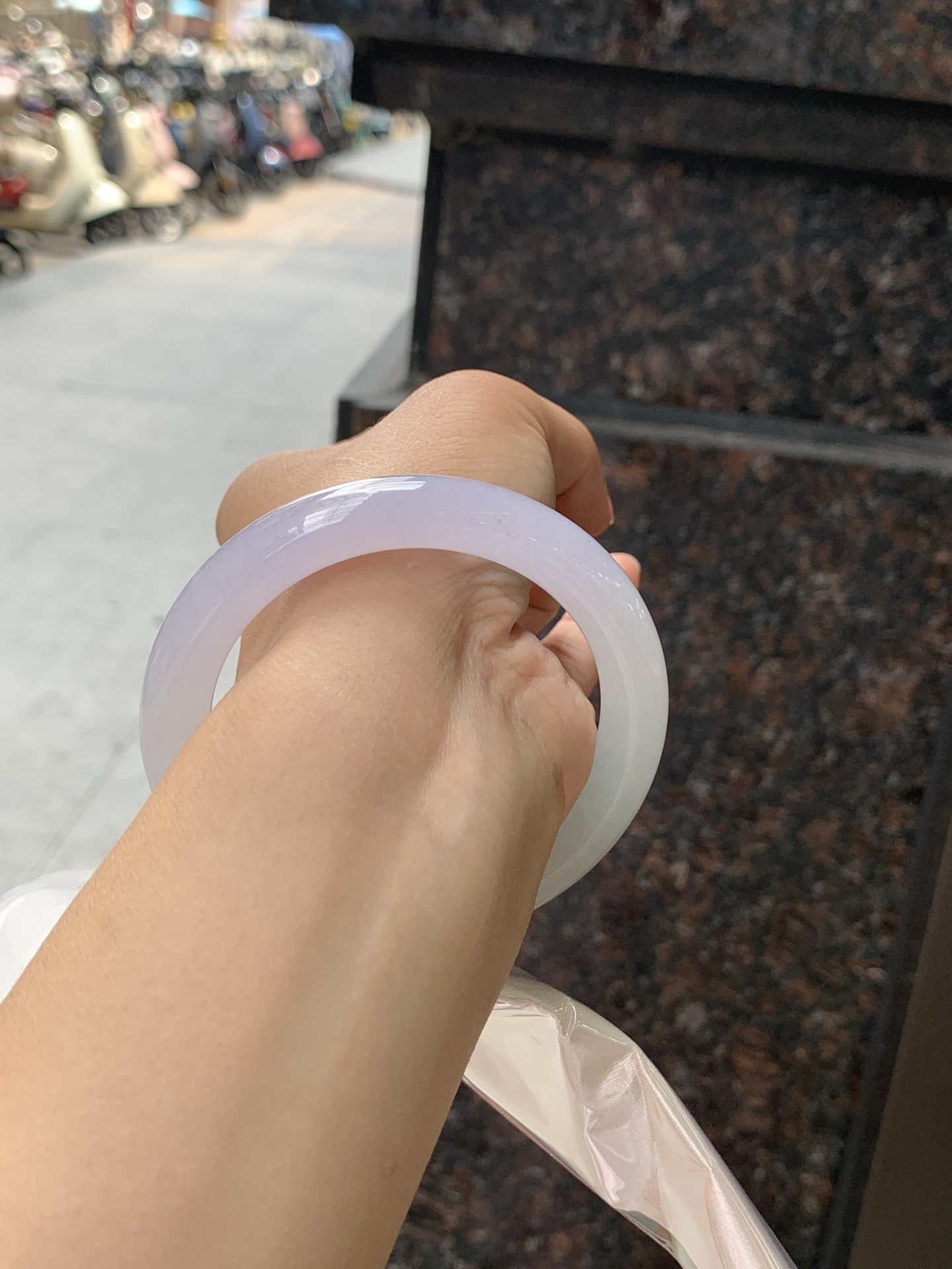 冰春彩圆条 56.5-10.8-9.7 0711-N1199 无裂，底妆冰润，谁能拒绝一只自带春日滤镜的春彩镯啊，像雾里的新芽，冰润细腻，上手温柔到骨子里，把整个春天的诗意都戴在手上。