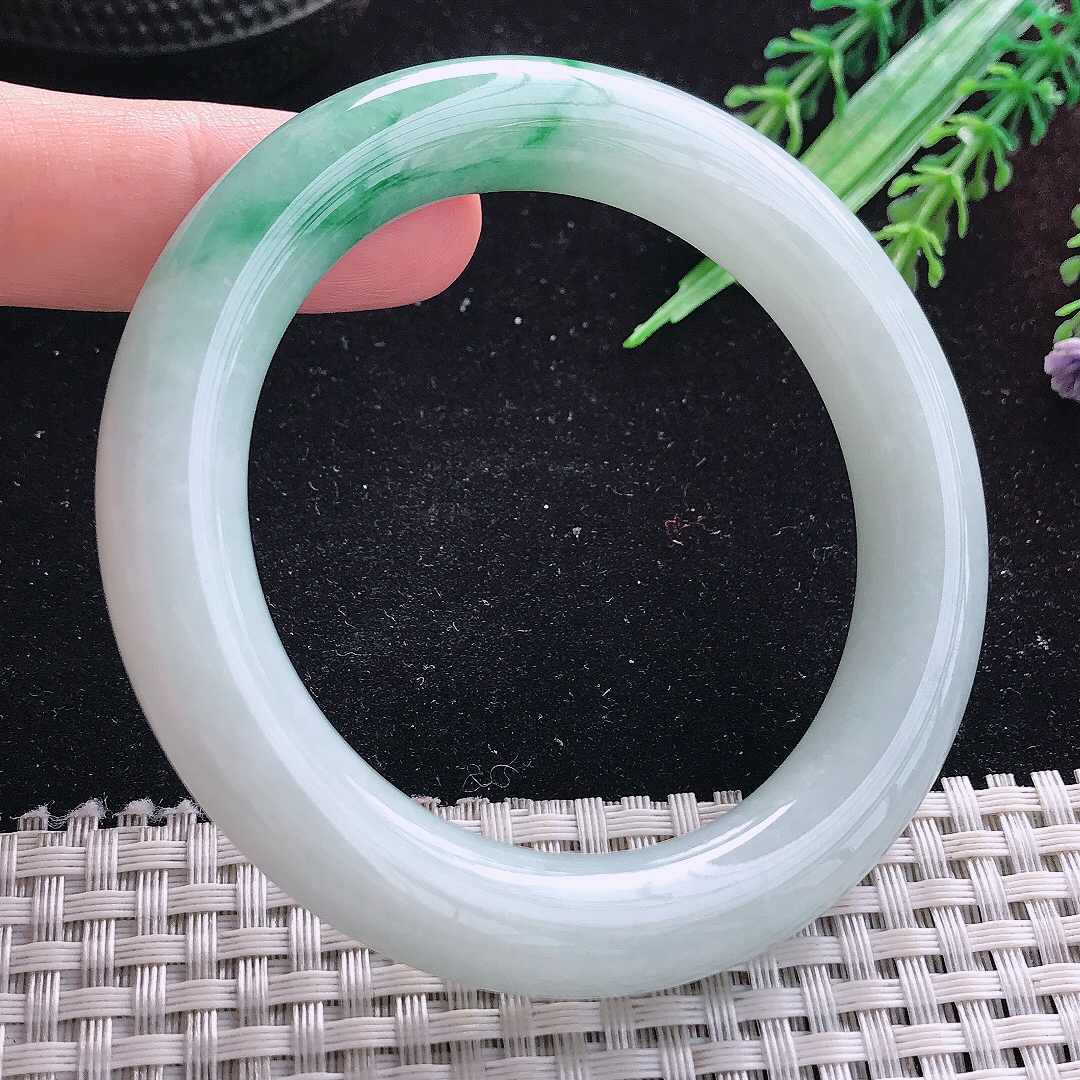 自然光55.5/11老坑精美温润飘花圆条手镯平安镯翡翠美人镯