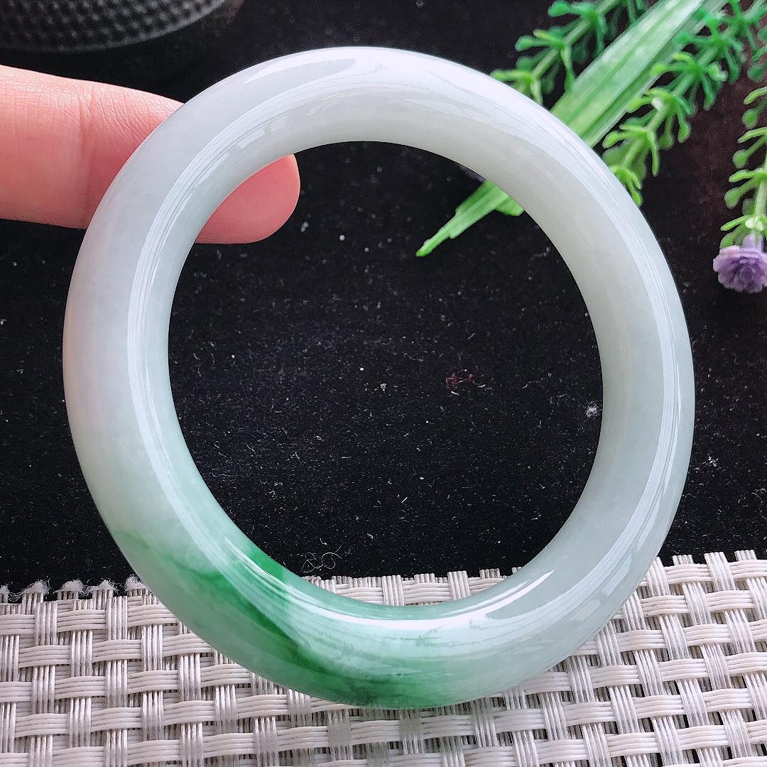 自然光55.5/11老坑精美温润飘花圆条手镯平安镯翡翠美人镯