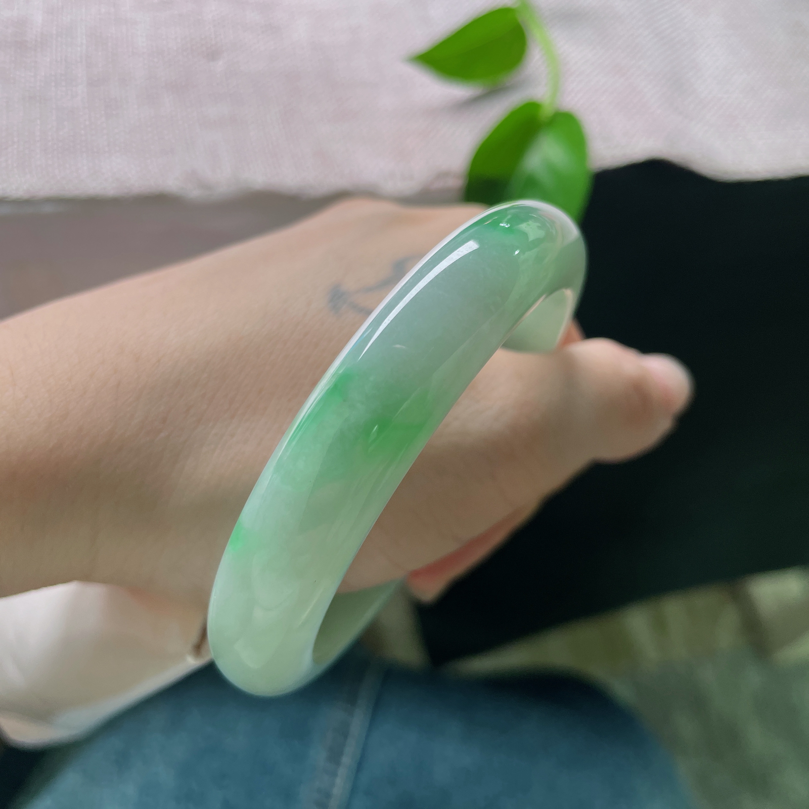 特惠活动#57.3/12.5/8.2，飘绿正圈，料子细润，点翠千金，佩戴贵气不失优雅，皮纹。ss52577a