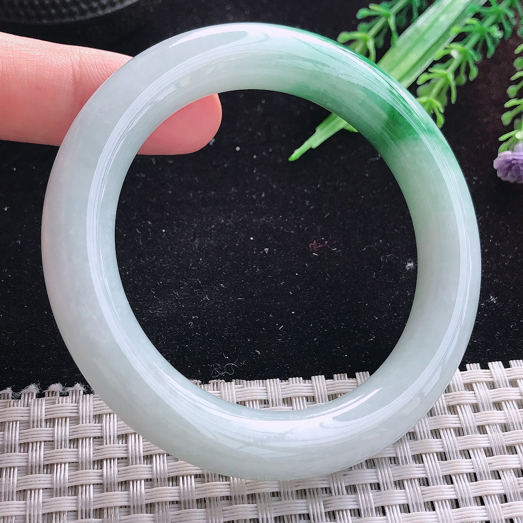 自然光55.5/11老坑精美温润飘花圆条手镯平安镯翡翠美人镯