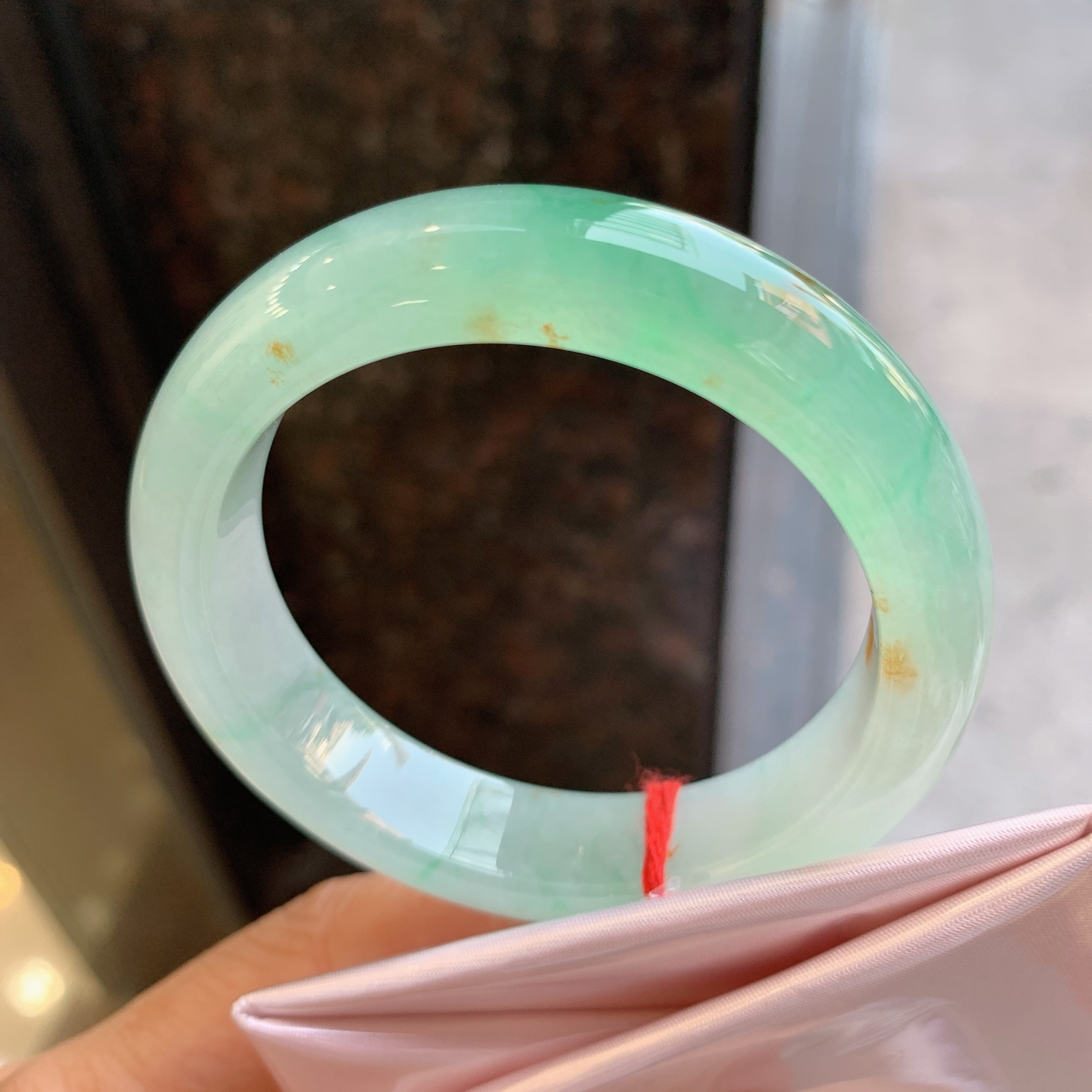 正圈冰飘绿带黄翡 微细纹 尺寸：51.5/12.6/8.2 特色料子
