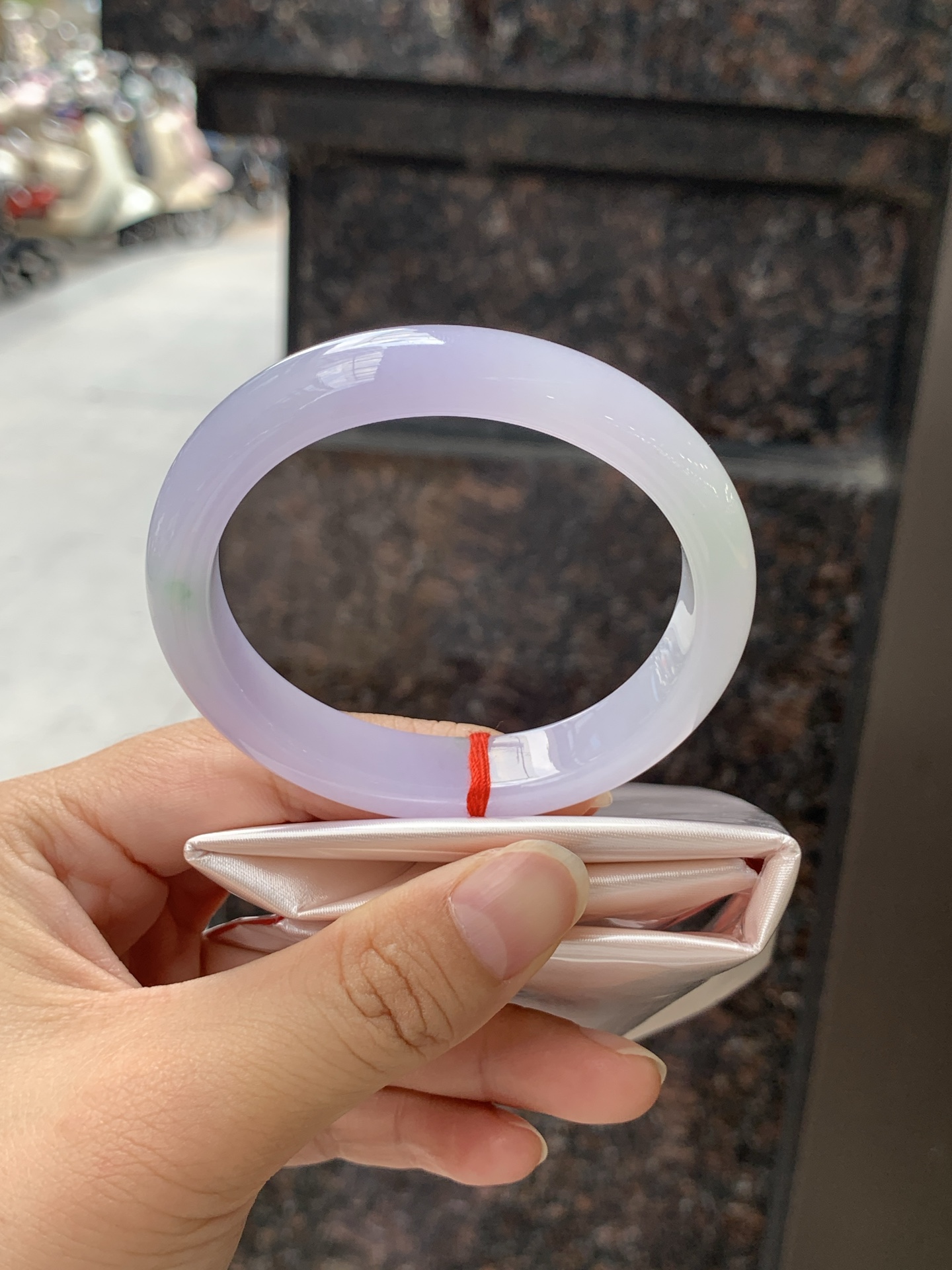 春彩贵妃 55.8-49-12-7.8 0711-N1196 打灯纹裂，底妆细腻水润，适合所有女生戴