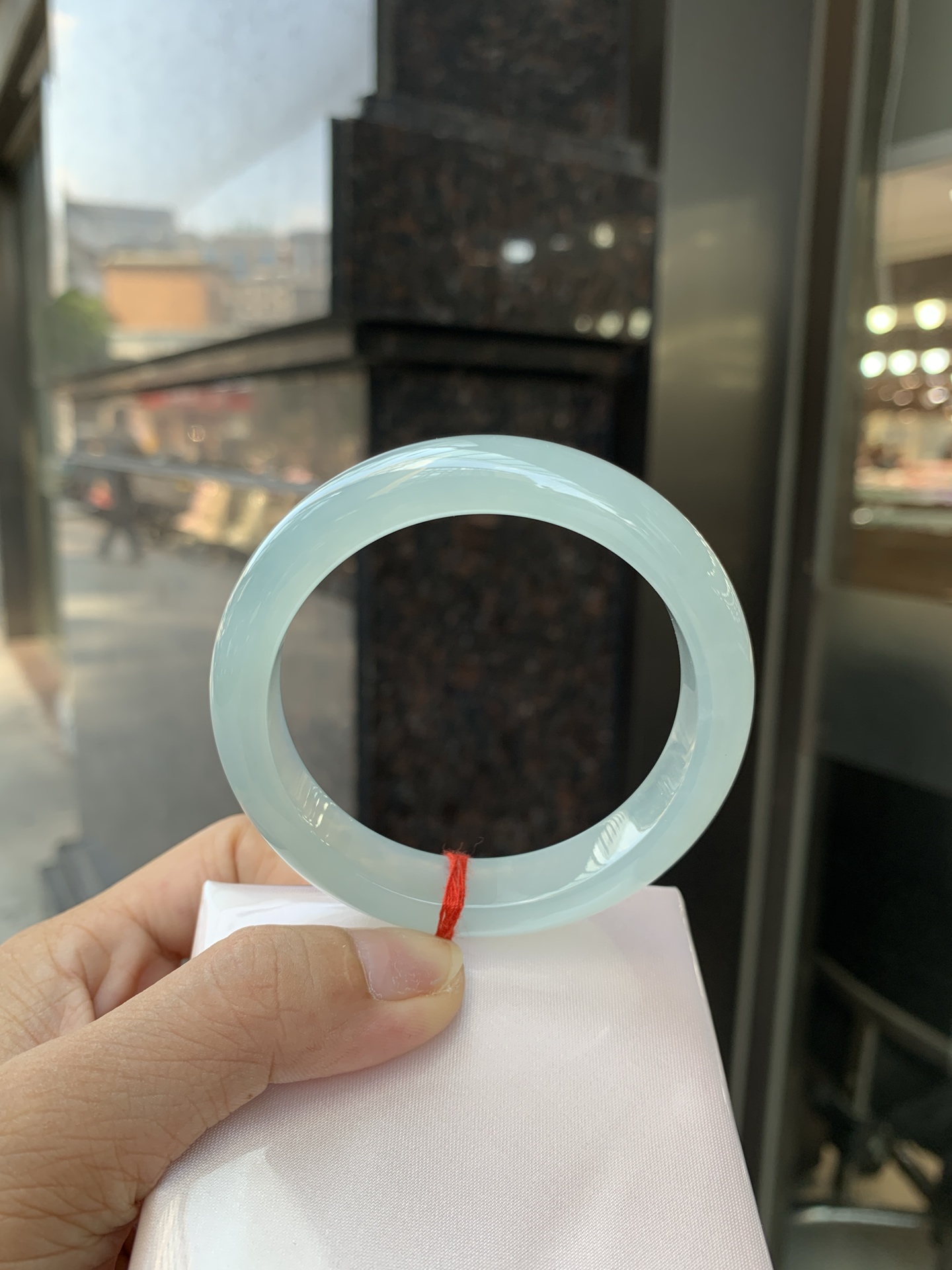 冰蓝正圈 55.5-8-12.1 0711-H268-49 无裂，打灯棉线，底妆冰润细腻，千变万化的冰晴蓝底色，拥有海的颜色，却散发着星空的光芒，这是一只来自冰川蓝的清冷气质仙女镯。