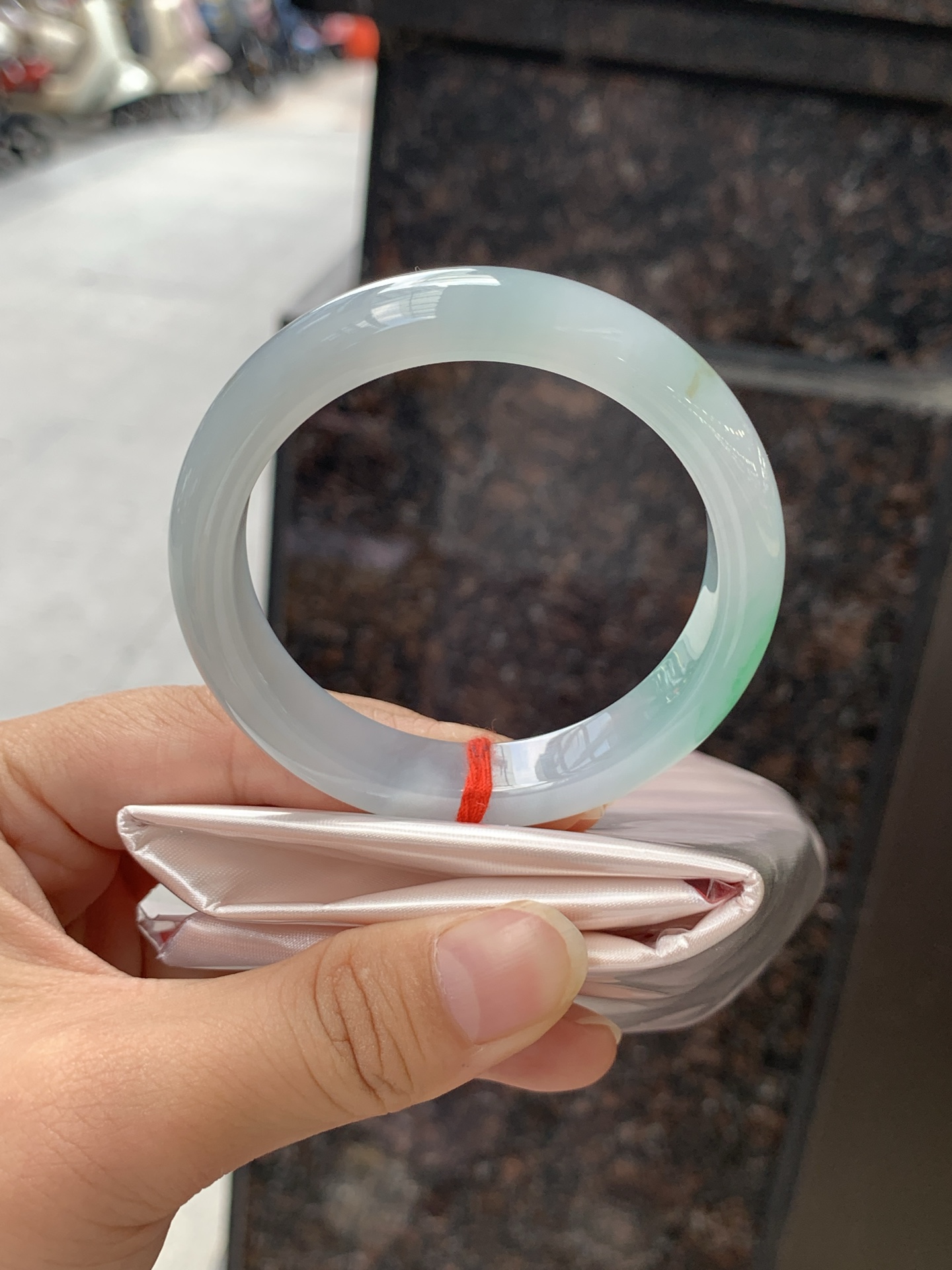 飘绿正圈 51.5-11.3-7.7 0711-N235 打灯棉纹，有洒金，底妆水润细腻，通透的湖蓝底色，一抹鲜艳的果阳绿色花，整只手镯特色鲜明。