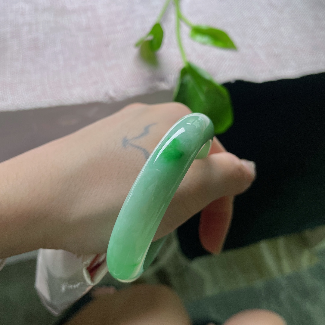 53.5/12.5/6.8，绿底正圈，水润细腻，干净，种老，小清新，显气质，有纹，ss55115a
