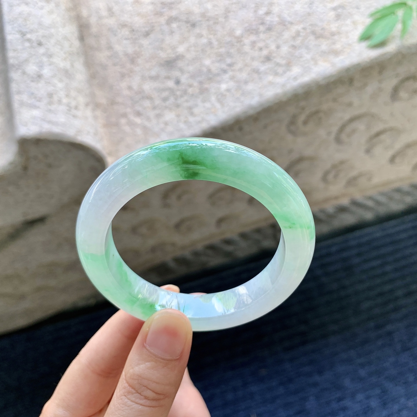正圈 51 52【圈口】52.5/11.8/9.2【编码】WW071242【描述】糯冰飘绿，水润，种老，细腻，有纹线
