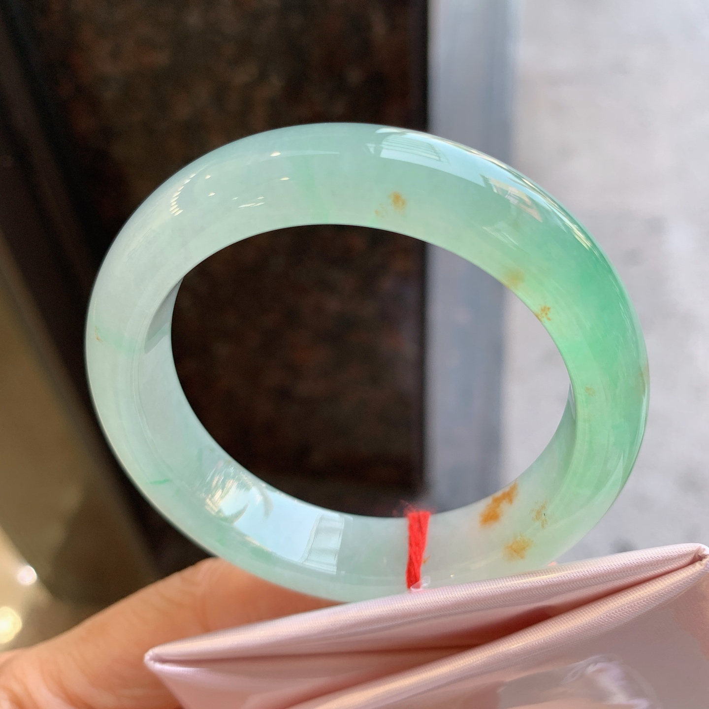 正圈冰飘绿带黄翡 微细纹 尺寸：51.5/12.6/8.2 特色料子