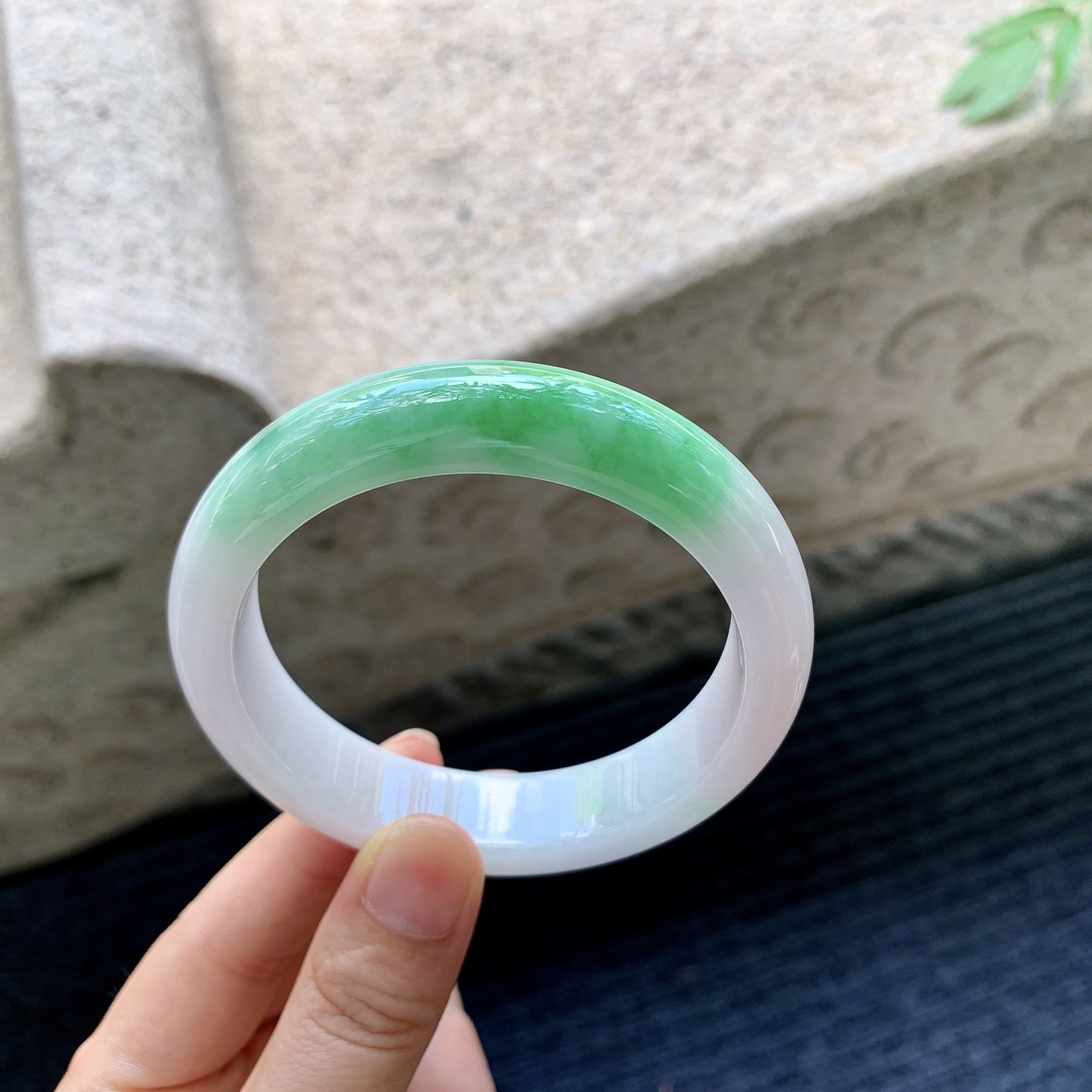 正圈57 58【圈口】58.3/13.7/8.5【编码】BA071218【描述】细糯飘绿，水润，种老，细腻，有絮线