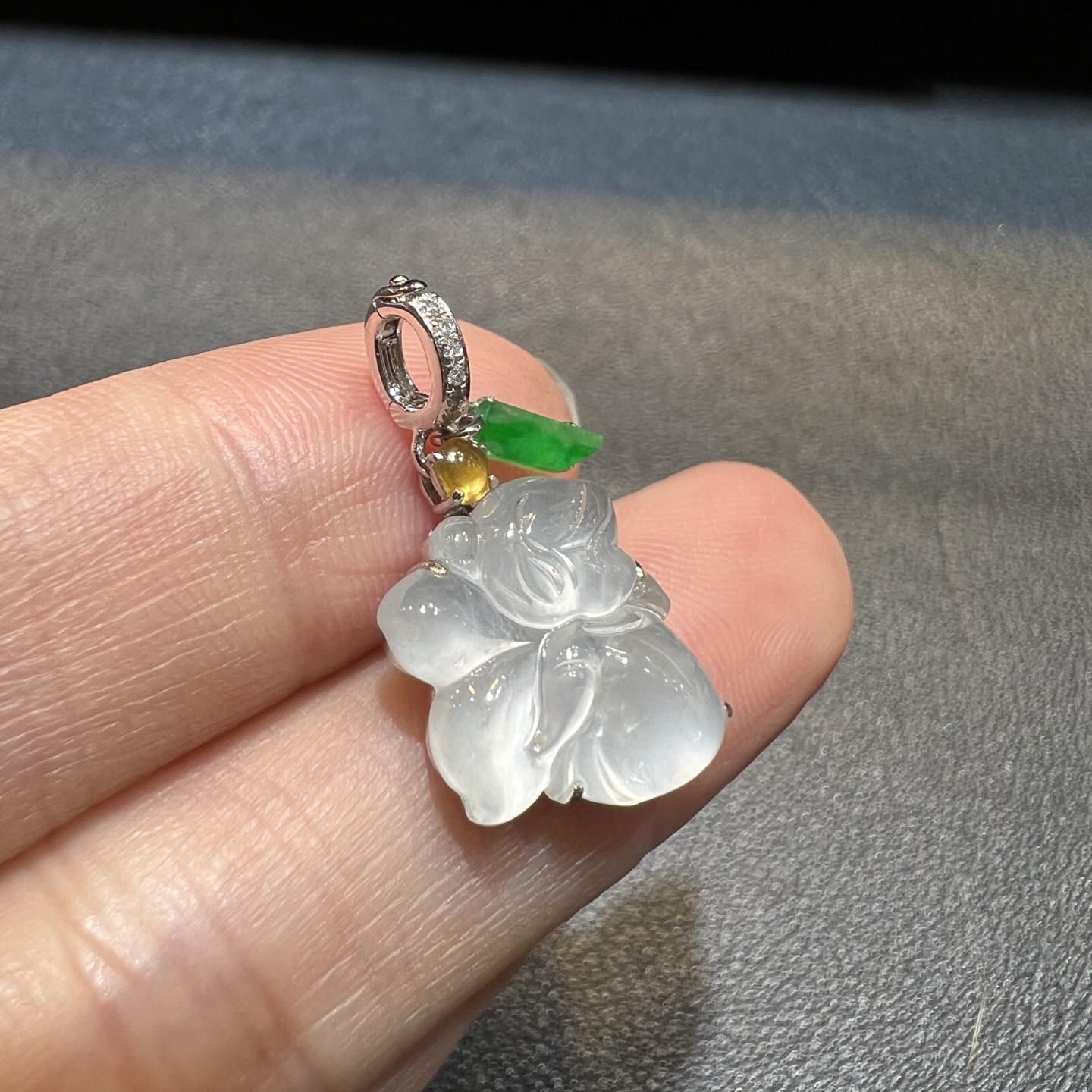 18k金钻石镶嵌起荧光仙子天使小吊坠扣滴溜天然