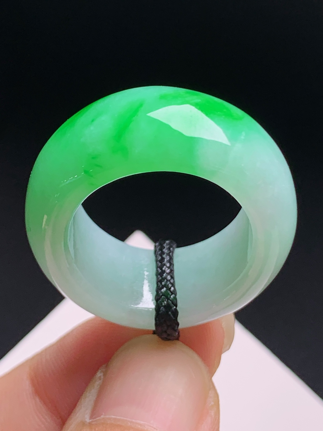 阳绿宽版指环戒圈，飘绿鲜活质地厚实，简约大气 裸石29.5-11.7-5.3 圈口21 420708