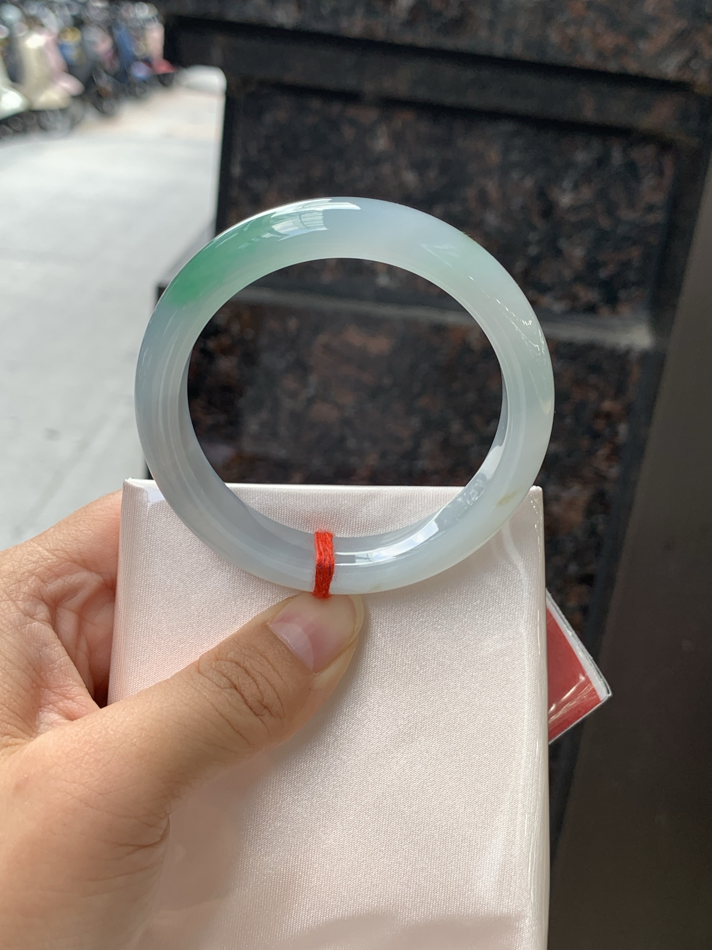 飘绿正圈 51.5-11.3-7.7 0711-N235 打灯棉纹，有洒金，底妆水润细腻，通透的湖蓝底色，一抹鲜艳的果阳绿色花，整只手镯特色鲜明。