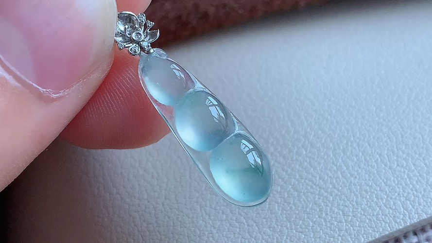 ️翡翠精品，福豆，高冰种，飘花18k金 尺寸22-7.2-4.6 aa710