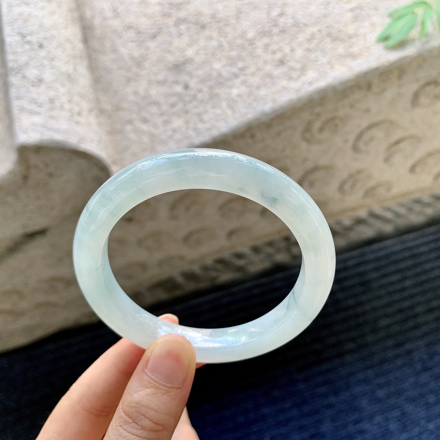 正圈55 56【圈口】56.9/9.5/9【编码】T1071206【描述】细糯飘花，水润，种老，细腻，无裂