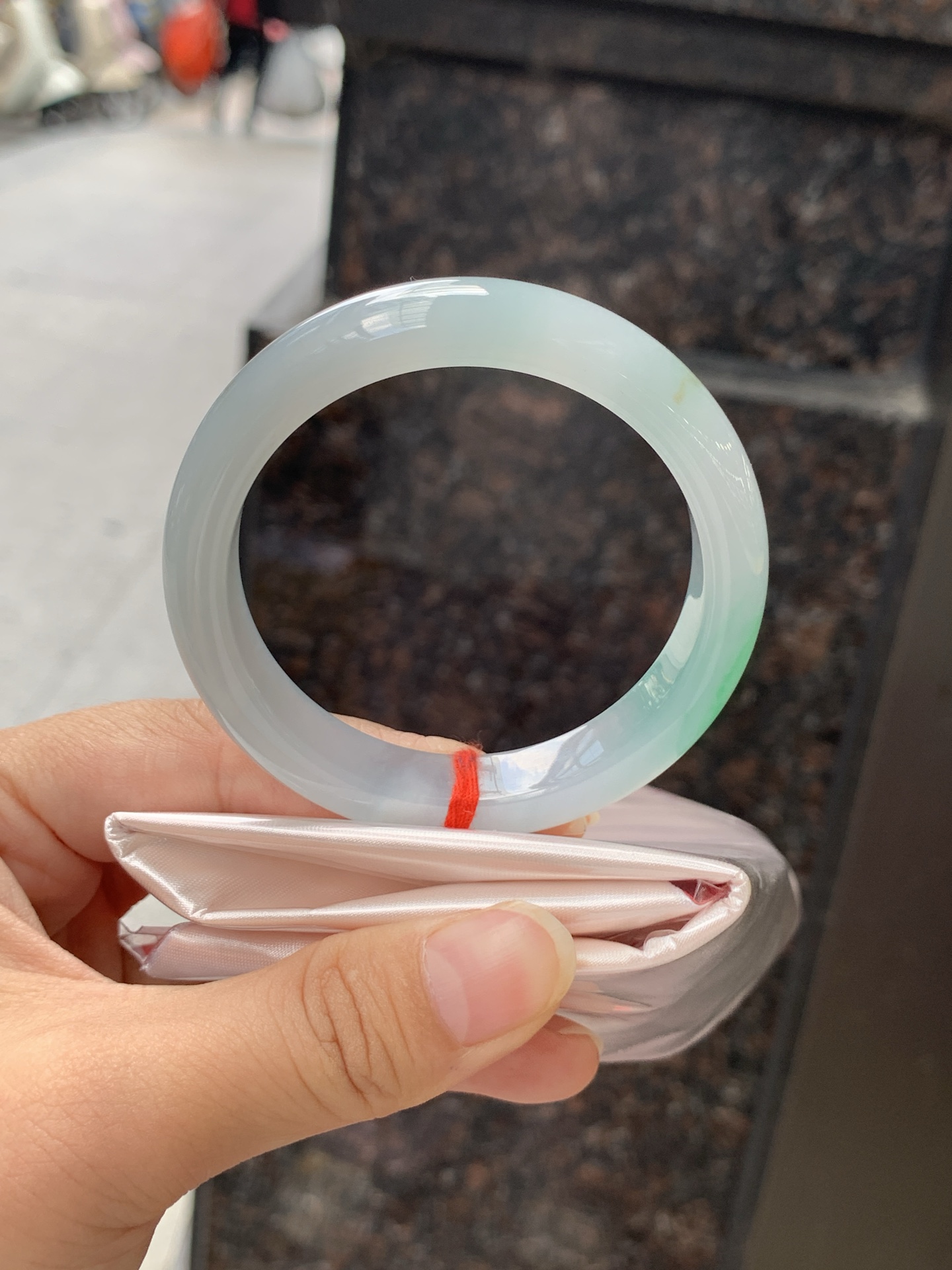 飘绿正圈 51.5-11.3-7.7 0711-N235 打灯棉纹，有洒金，底妆水润细腻，通透的湖蓝底色，一抹鲜艳的果阳绿色花，整只手镯特色鲜明。