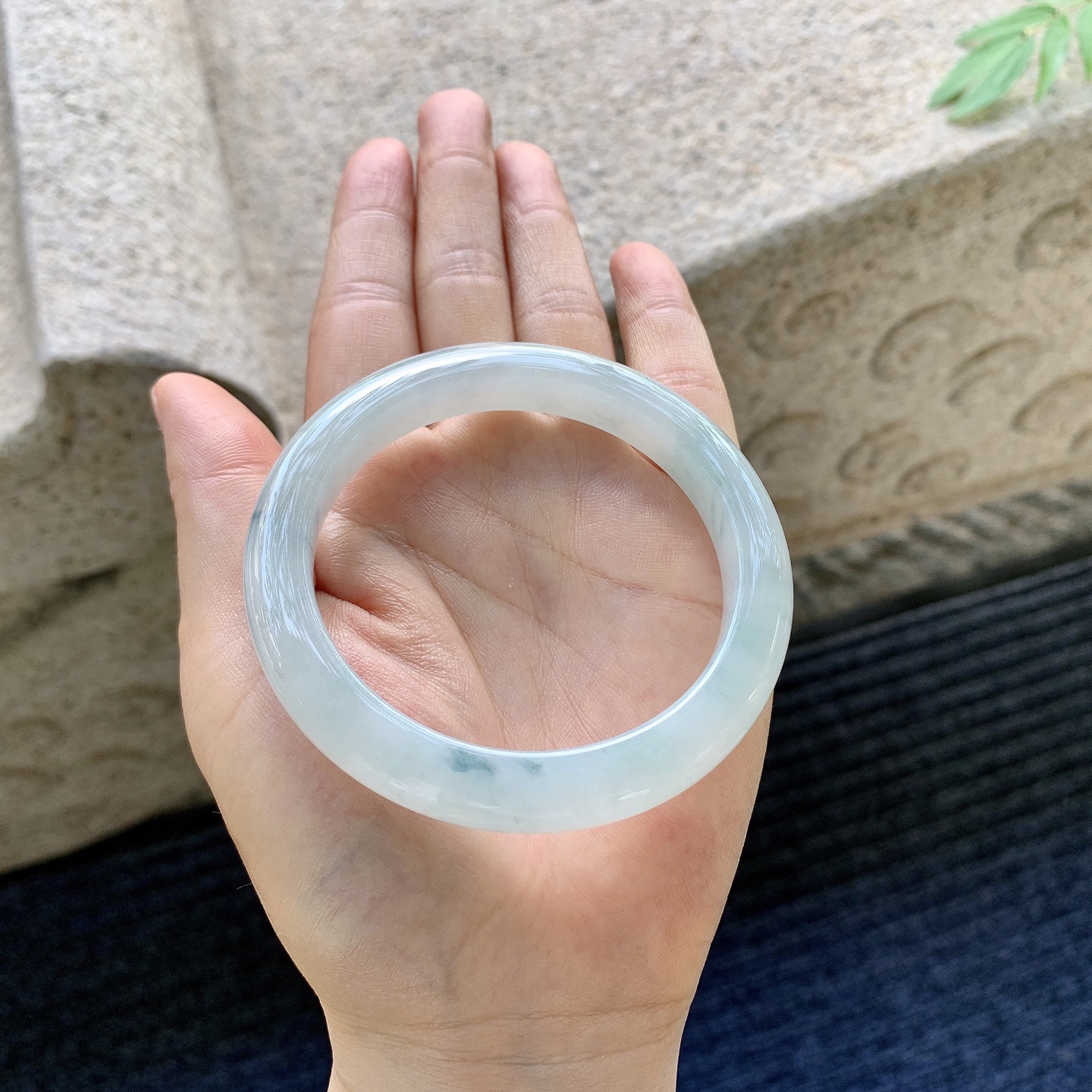正圈55 56【圈口】56.9/9.5/9【编码】T1071206【描述】细糯飘花，水润，种老，细腻，无裂