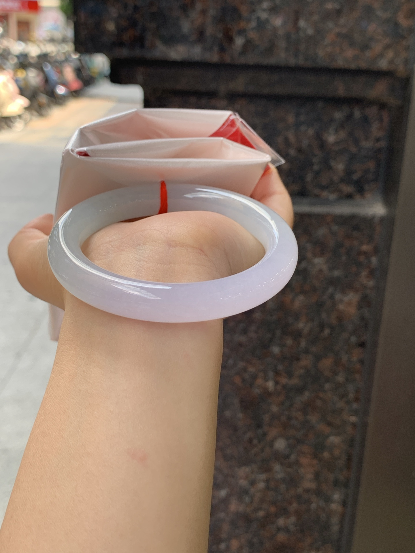 冰春彩圆条 56.5-10.8-9.7 0711-N1199 无裂，底妆冰润，谁能拒绝一只自带春日滤镜的春彩镯啊，像雾里的新芽，冰润细腻，上手温柔到骨子里，把整个春天的诗意都戴在手上。