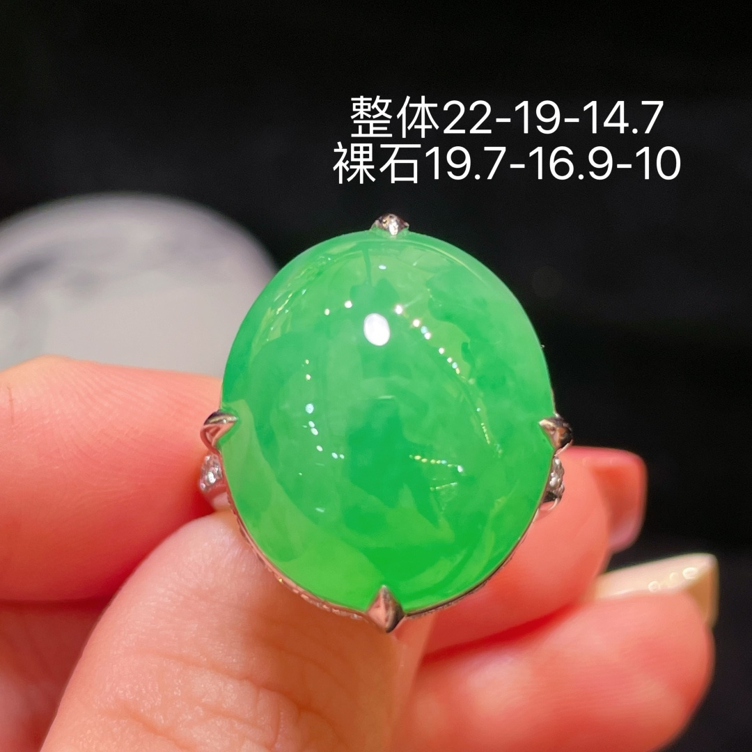 ️翡翠A货 蛋面戒指 阳绿满色，料子冰润细腻，种老起光，18k金镶真钻，上身佩戴效果很好 尺寸如