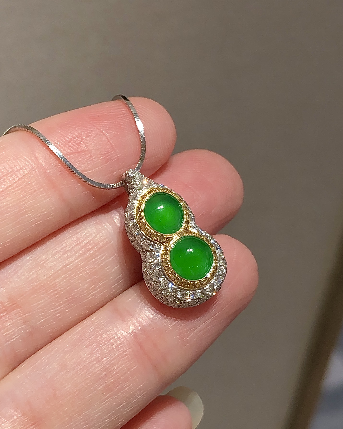 高冰阳绿葫芦吊坠 复古时尚设计款小精品，满钻宝葫芦，招财进宝璀璨夺目，裸石纯净色匀，精致又百搭，性比