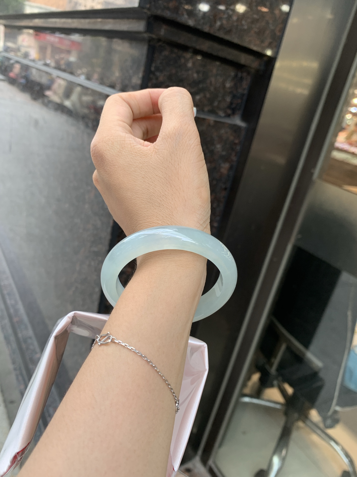 冰蓝正圈 55.5-8-12.1 0711-H268-49 无裂，打灯棉线，底妆冰润细腻，千变万化的冰晴蓝底色，拥有海的颜色，却散发着星空的光芒，这是一只来自冰川蓝的清冷气质仙女镯。