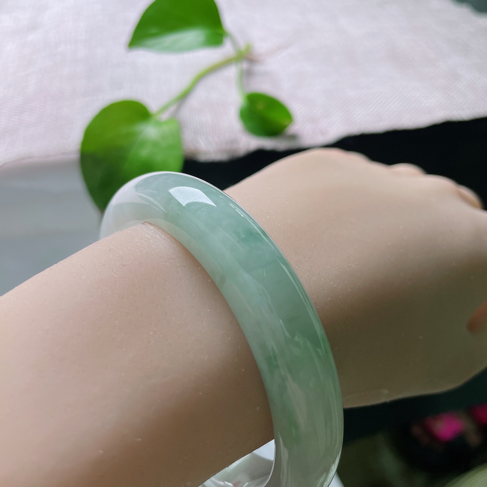 59.8/12.3/8.4，绿底正圈，完美，种水细腻通透，无繁杂花色衬得气质干净温婉，举手投足尽显优雅脱俗之美。ss55777a