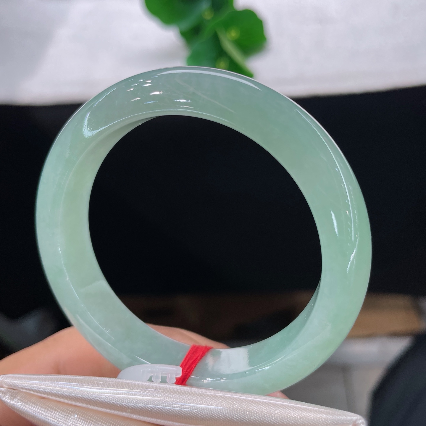 圈口54.5/13.3/8.7，晴底正圈，一镯晴水，揽尽山间雨后湖光，清润柔光藏腕间。无裂