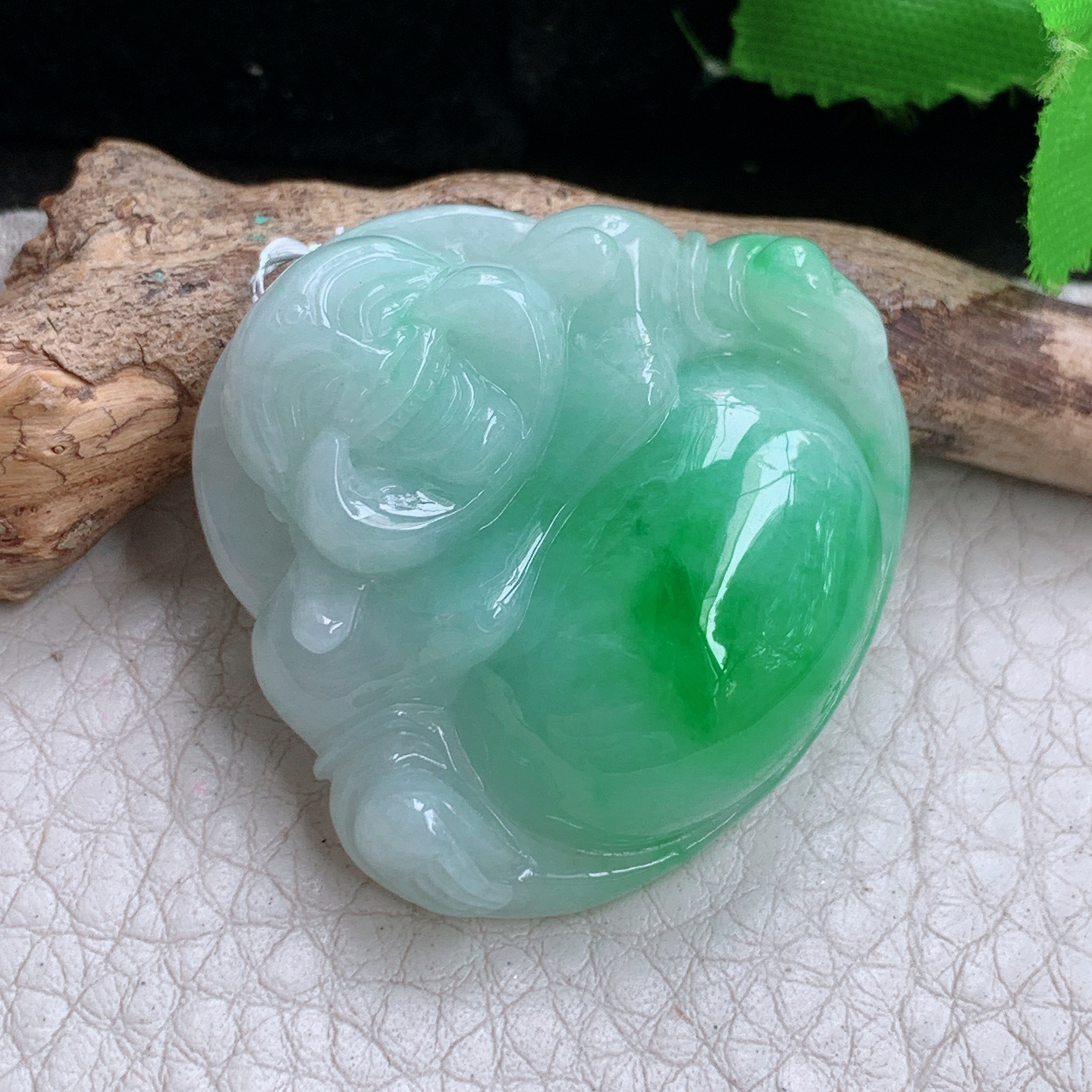 qxm实拍33.8*36.6*10缅甸翡翠精雕飘绿饱满佛公 开心佛玉吊坠