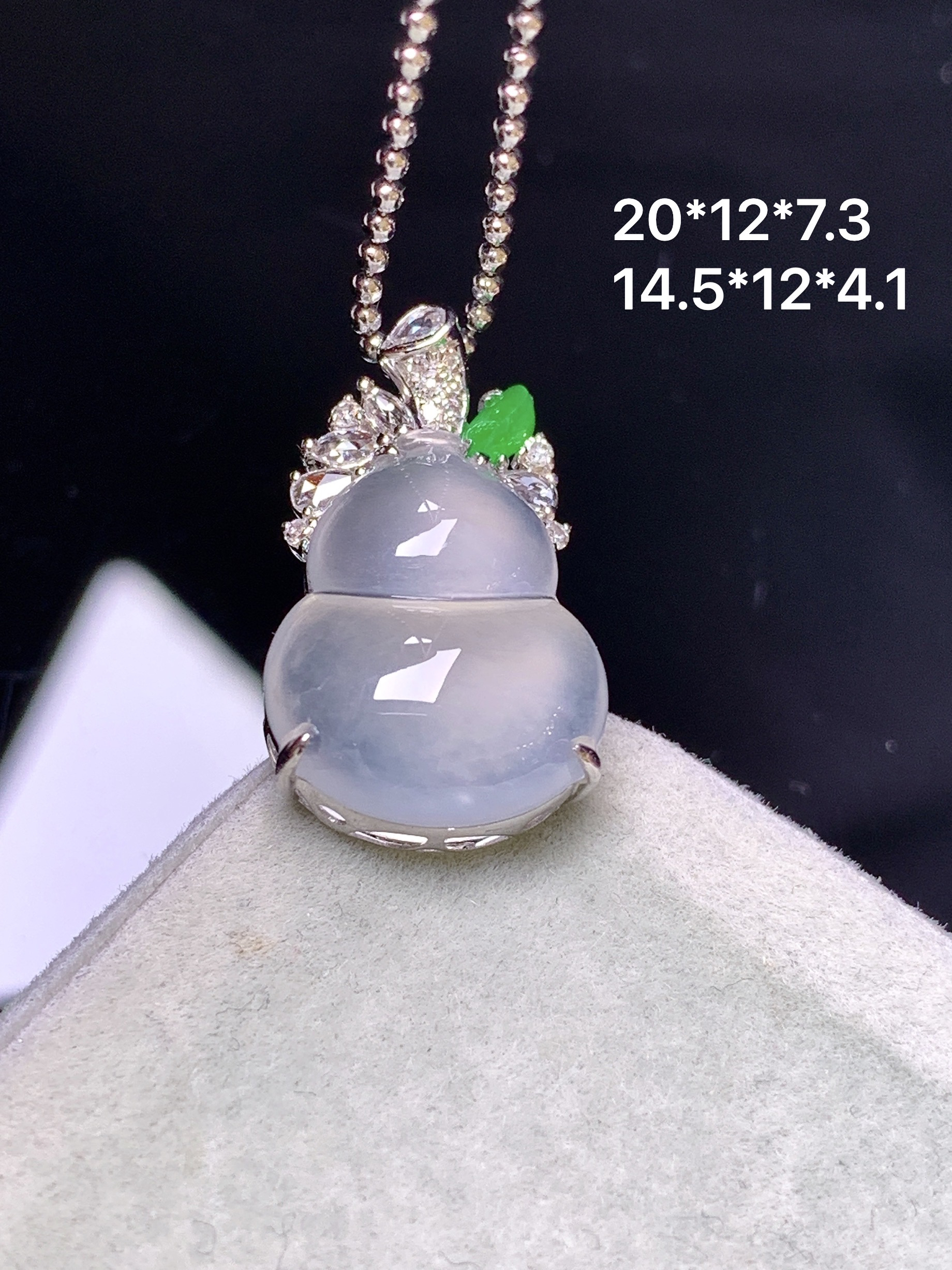 18k金钻镶嵌冰种葫芦吊坠 玉质细腻 色泽艳丽清新 整体尺寸20*12*7.3 g2