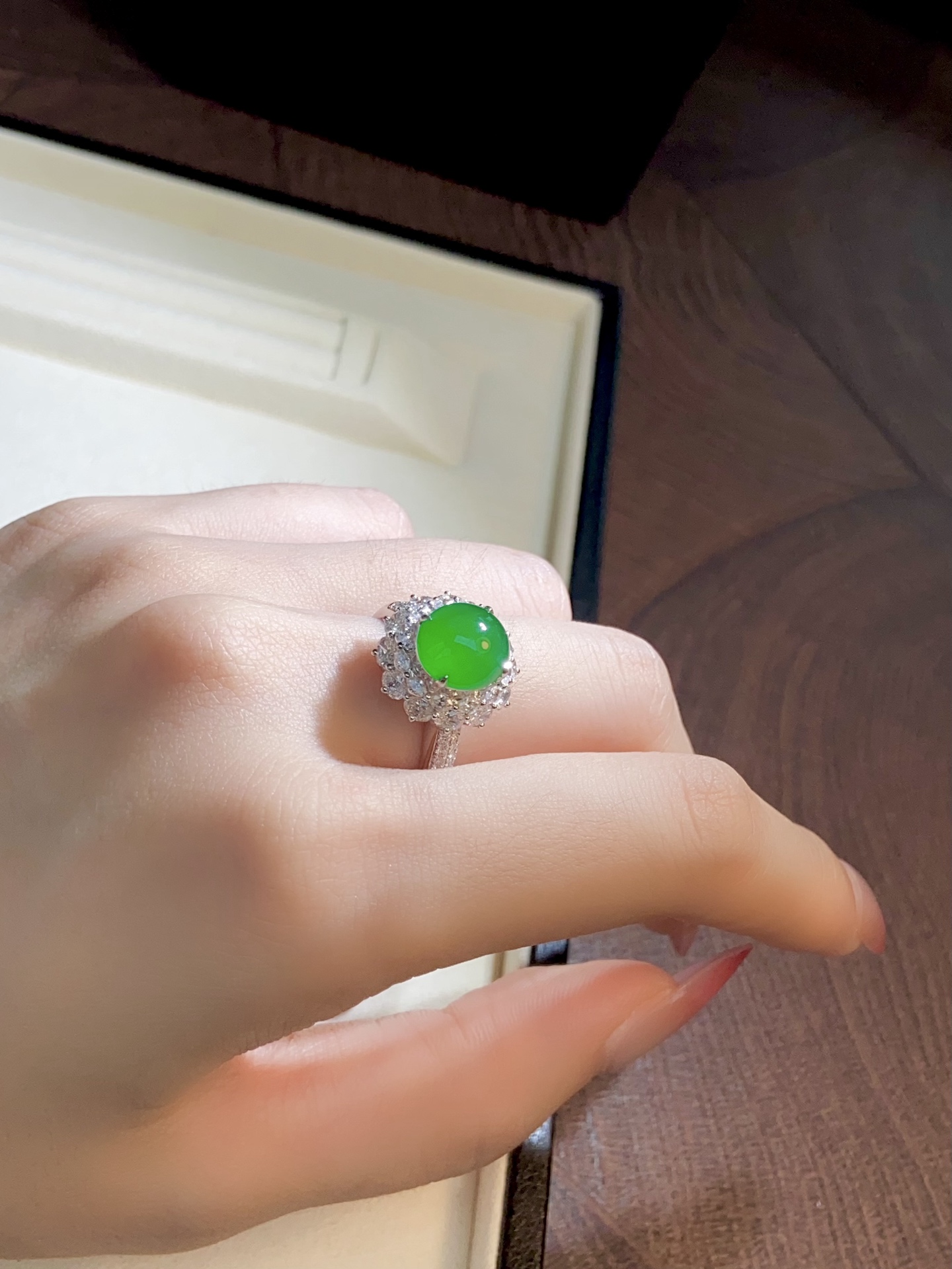 高冰种阳绿蛋面戒指，那种跃然而出的浓郁之美，在任何光线下都熠熠生辉，伸手很难输给谁吧：15.3-14.6-13.6，裸石：9.8-8.8-4.3mm，无裂