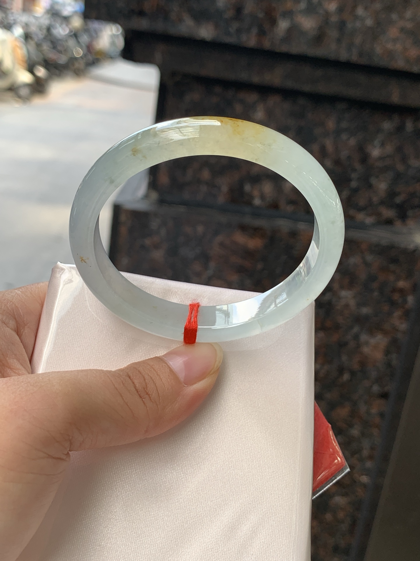 冰黄翡贵妃 打灯冰晶，底妆冰透有光感，果冻底，像刚切开的百香果果肉，清润透亮，水头十足显白不挑皮