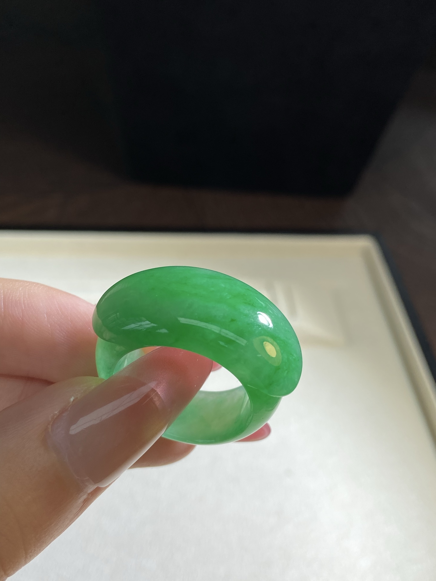高冰种阳绿马鞍戒指，品质无可挑剔，一摆脱路人感，上手气场全开，妥妥的高段位翡翠：19，裸石：13.3-6.3mm，无裂