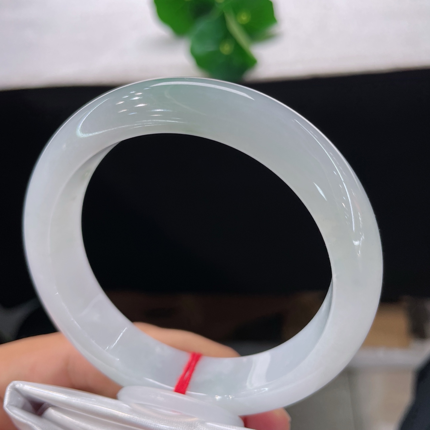 圈口58/13.9/9.0，白底青正圈，58/59，可戴，白底飘一抹淡绿，清润素镯，无裂