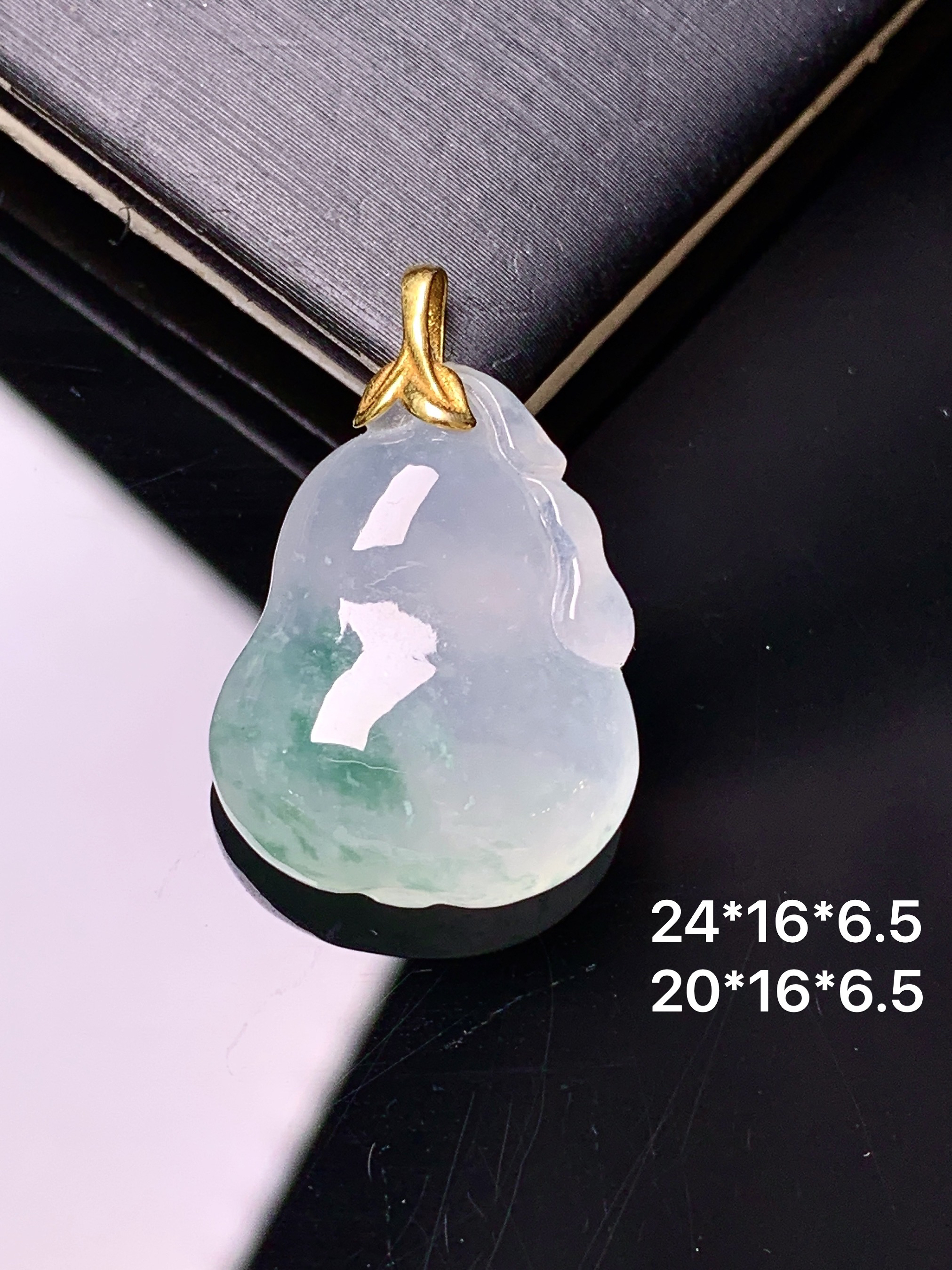 18k金镶嵌冰飘绿葫芦吊坠 玉质细腻 色泽艳丽清新 整体尺寸24*16*6.5 m1