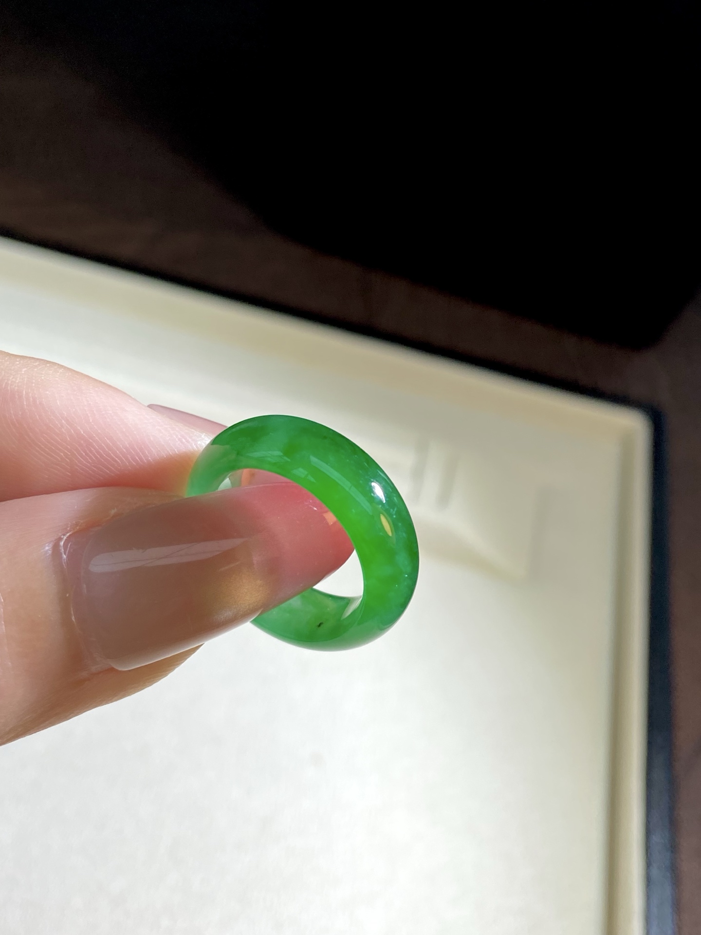 冰种辣绿指圈，富贵迷人眼，爱这素雅的贵气，上手效果超棒：8.5，裸石：6.6-3.7mm，无裂