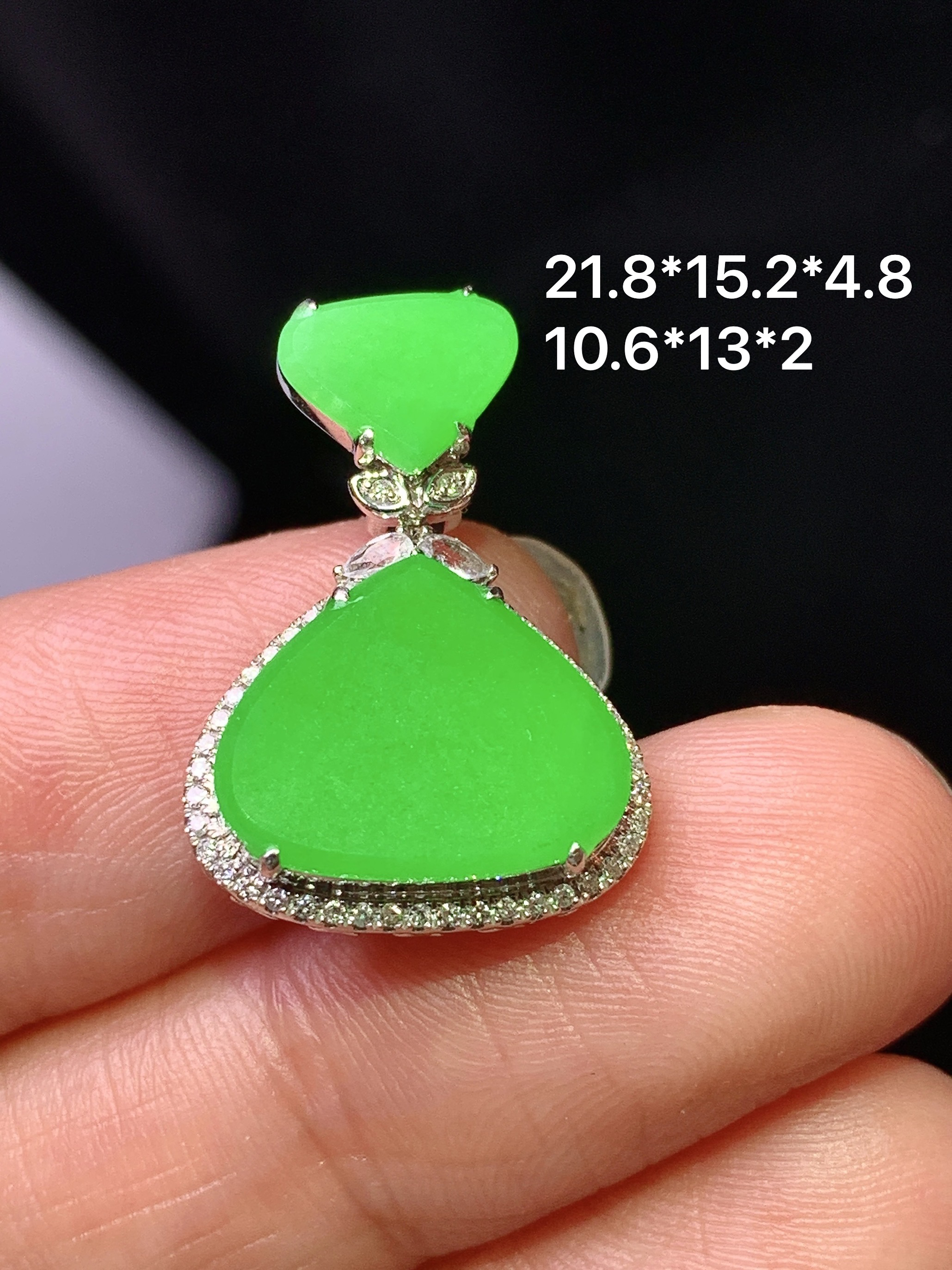18k金钻镶嵌阳绿心形吊坠 玉质细腻 色泽艳丽清新 整体尺寸21.8*15.2*4.8 z3
