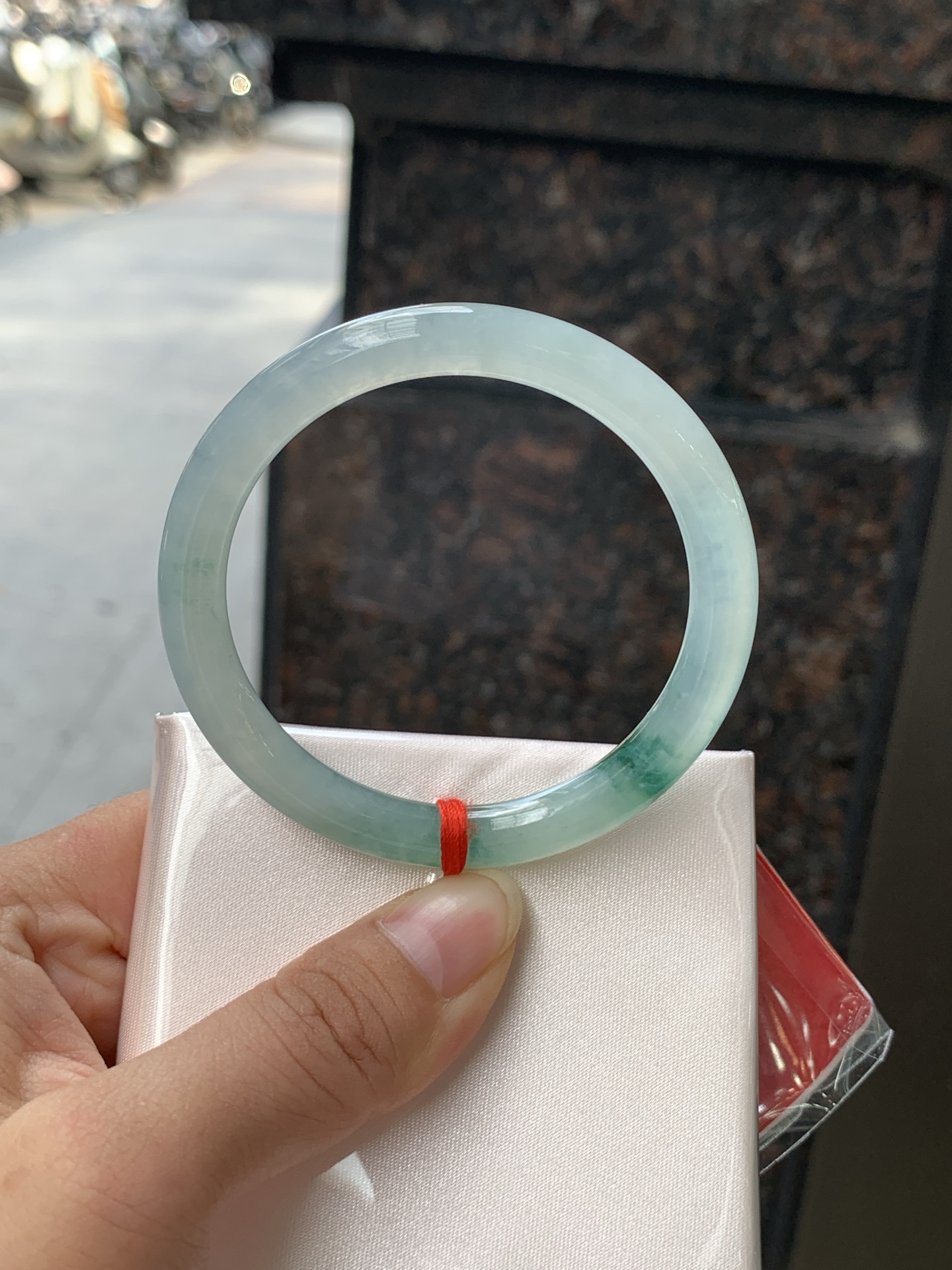 冰飘花圆条 0712-H118-71 打灯纹裂，底妆冰润起光感，水头足肉质细，佩戴上手珠光宝气优雅迷人。
